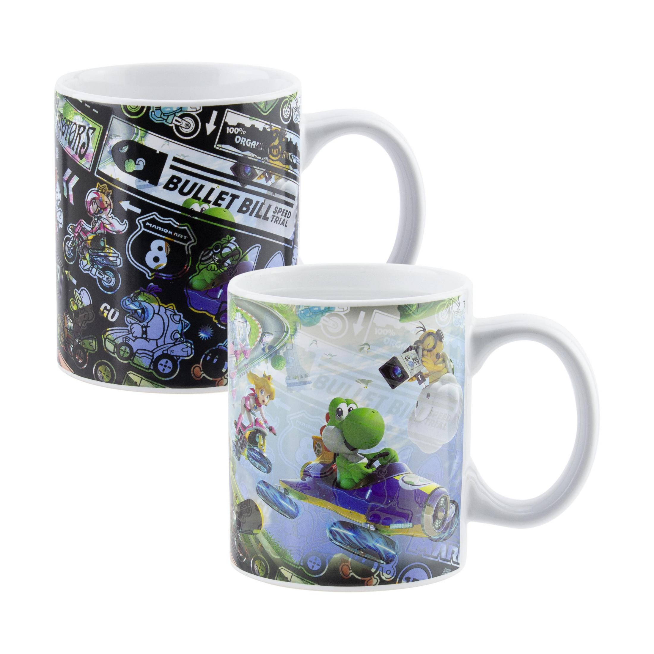 Zwei weiße Tassen mit Mario Kart Designs. Eine zeigt Charaktere, die andere Yoshi im Kart.