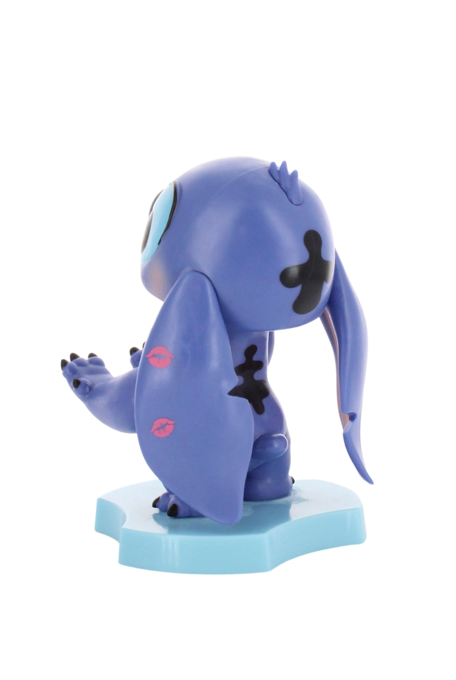 Una statuetta di Stitch con baci sulla guancia, base blu e sfondo bianco.