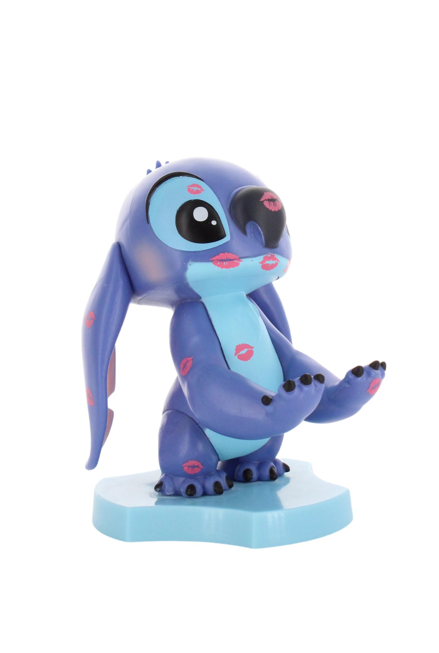Una statuetta blu di Stitch con baci di rossetto rosso sul viso e sulle braccia.