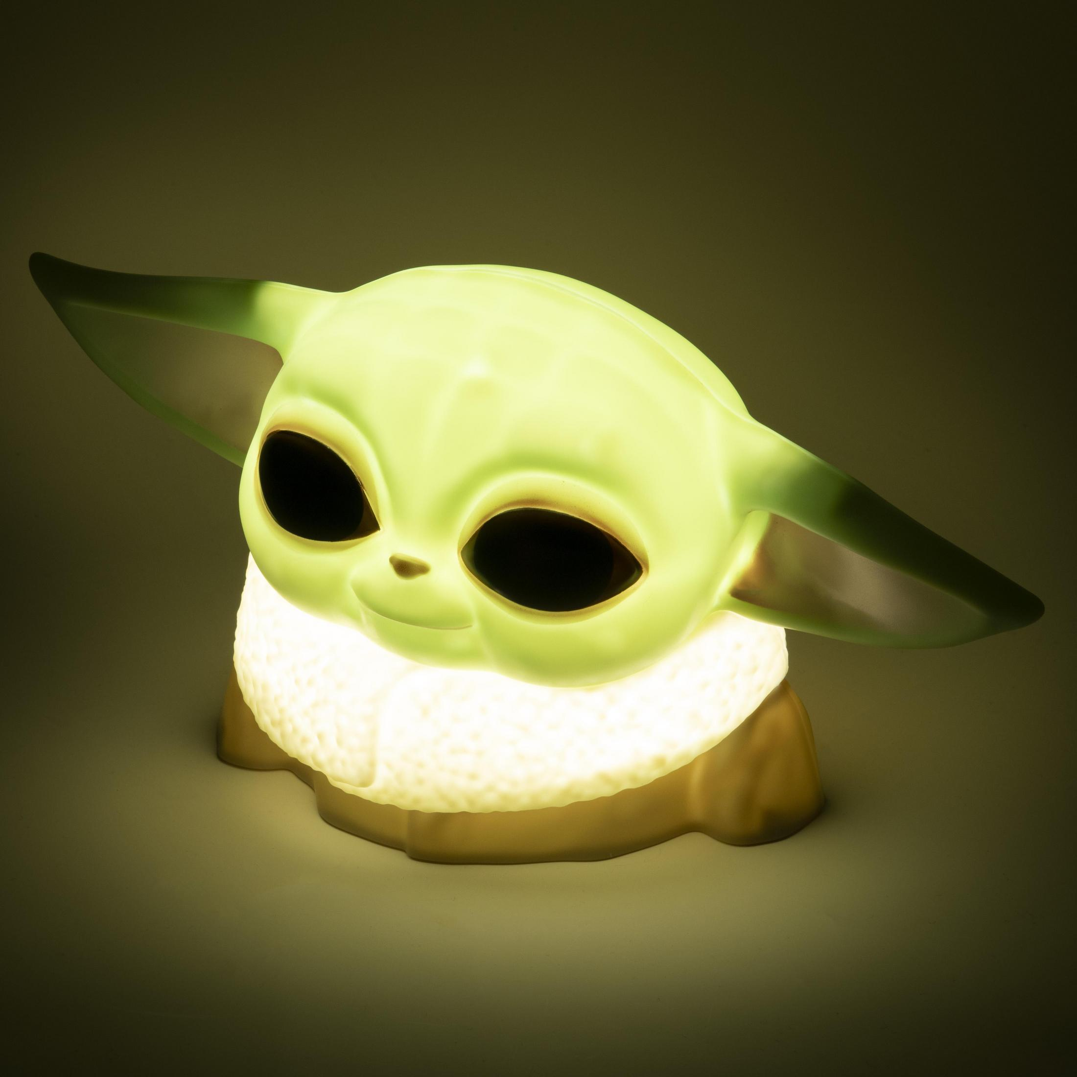 Lampa Grogu (Baby Yoda) świeci delikatnym zielonym światłem.