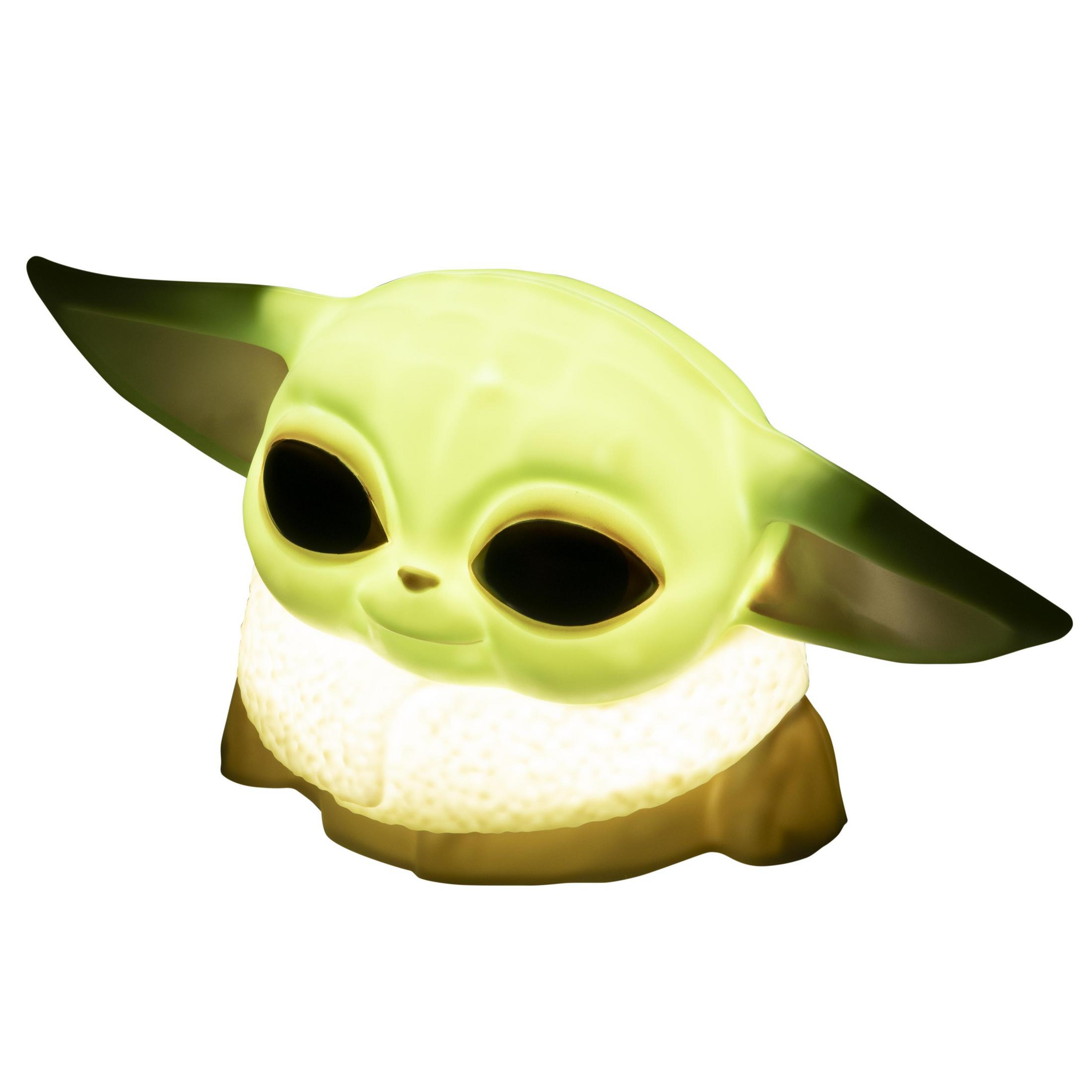 Lampa Baby Yoda. Zielona głowa, duże oczy i biała, puszysta szata. Białe tło.