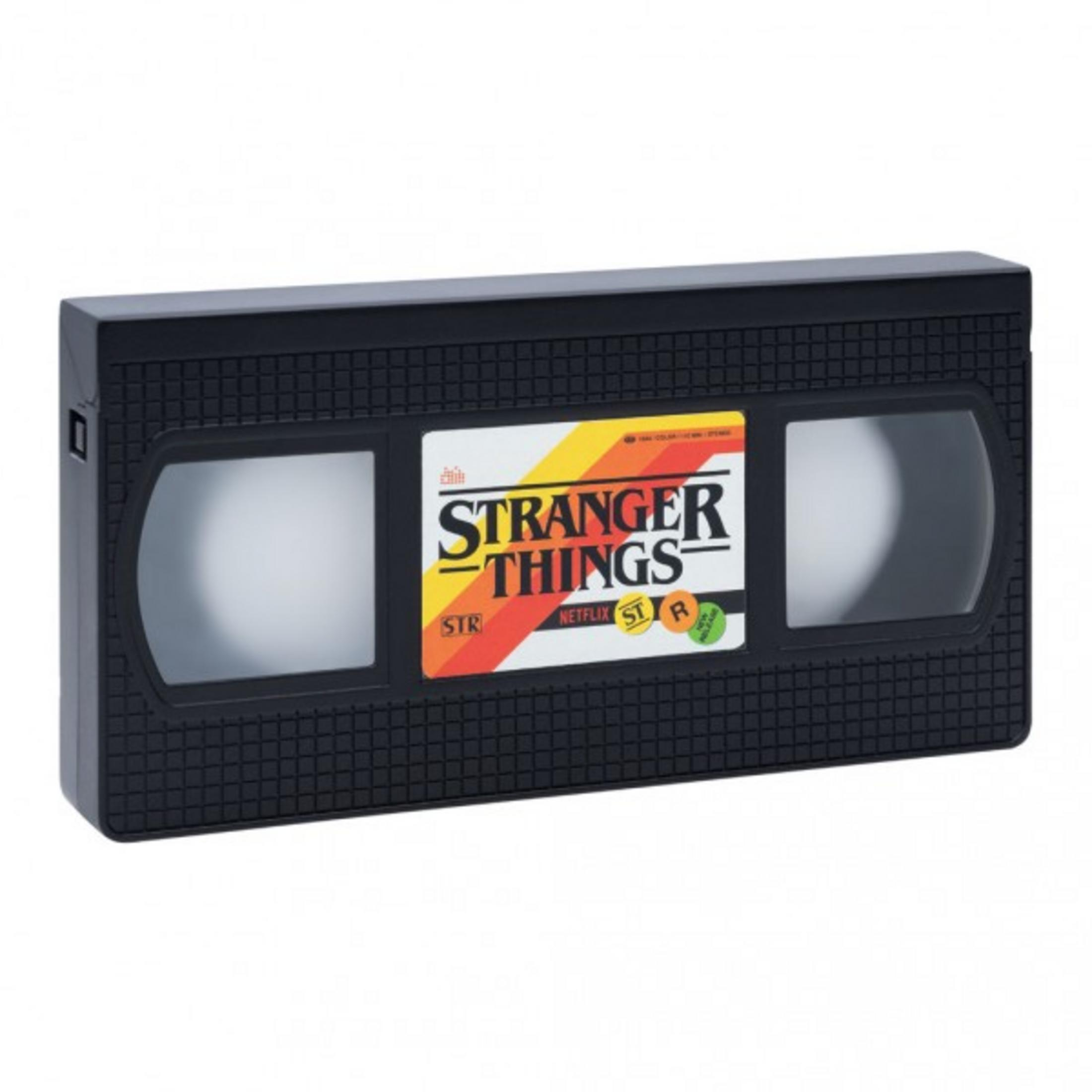 Schwarzes VHS-Band mit Stranger Things-Etikett. Das Gehäuse ist rechteckig und schwarz.