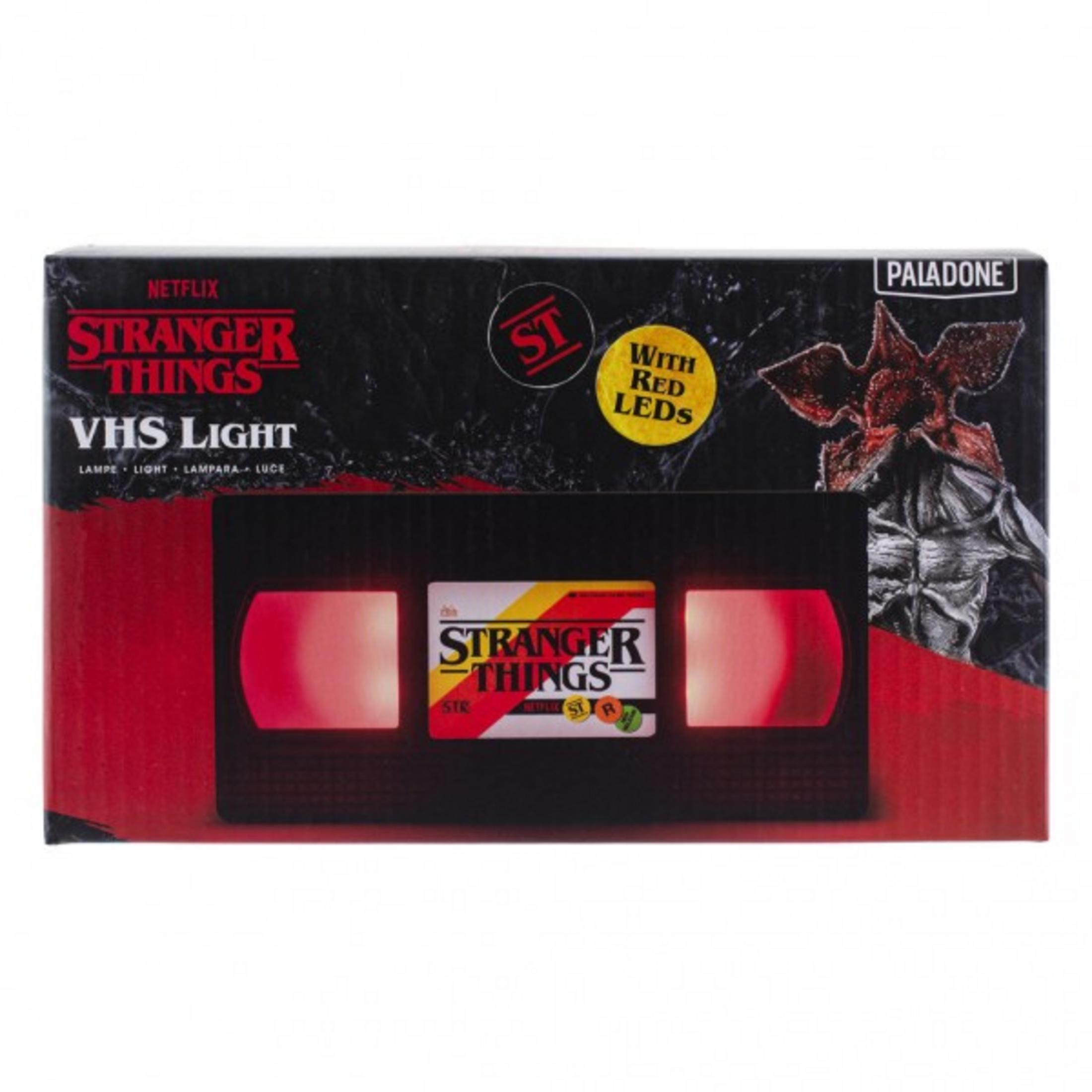 Stranger Things VHS-Leuchtbox mit roten LEDs, umgeben von Text und einem Demogorgon-Bild.