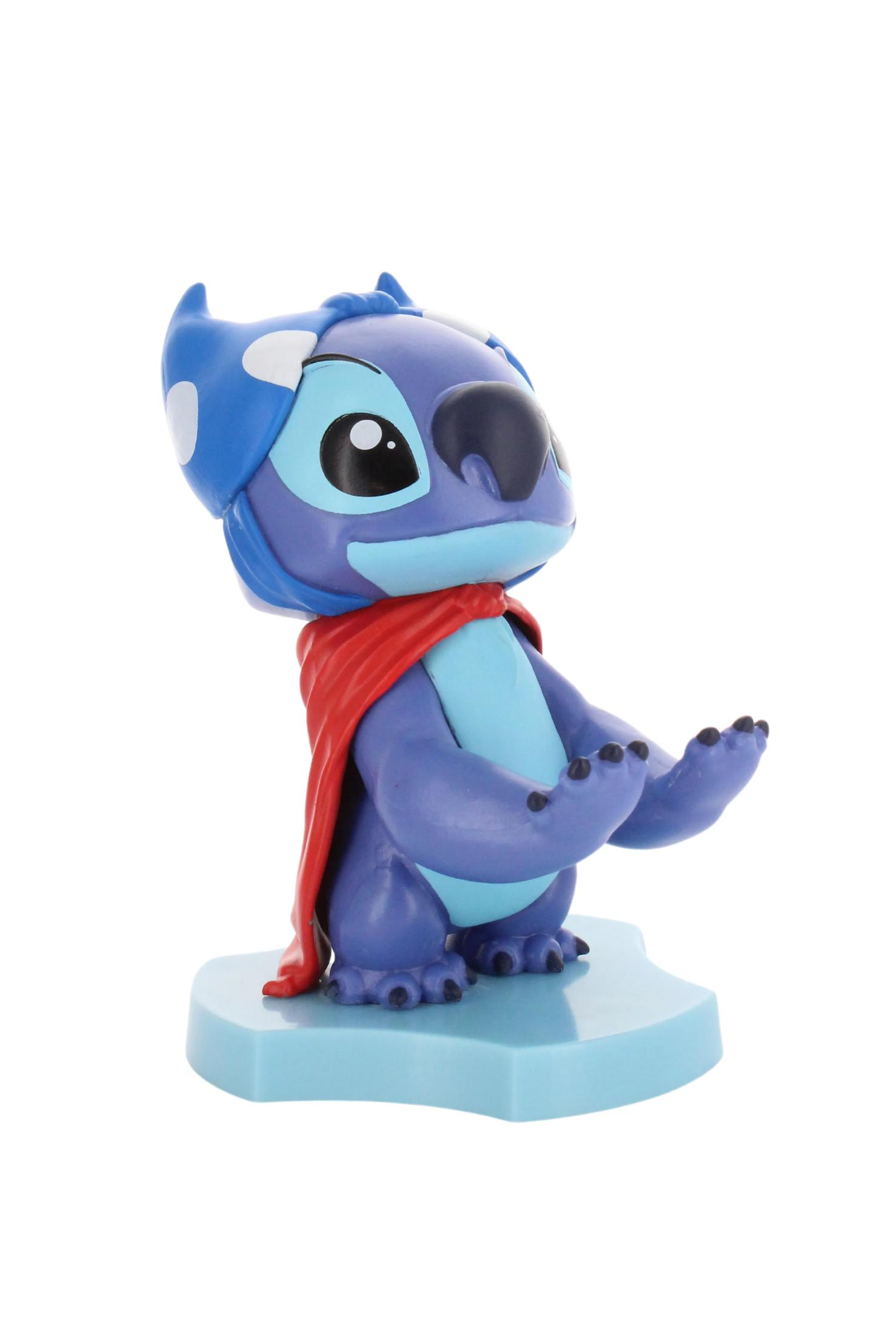 Statuina di Stitch con mantello e maschera da supereroe. Su base azzurra, sfondo bianco.