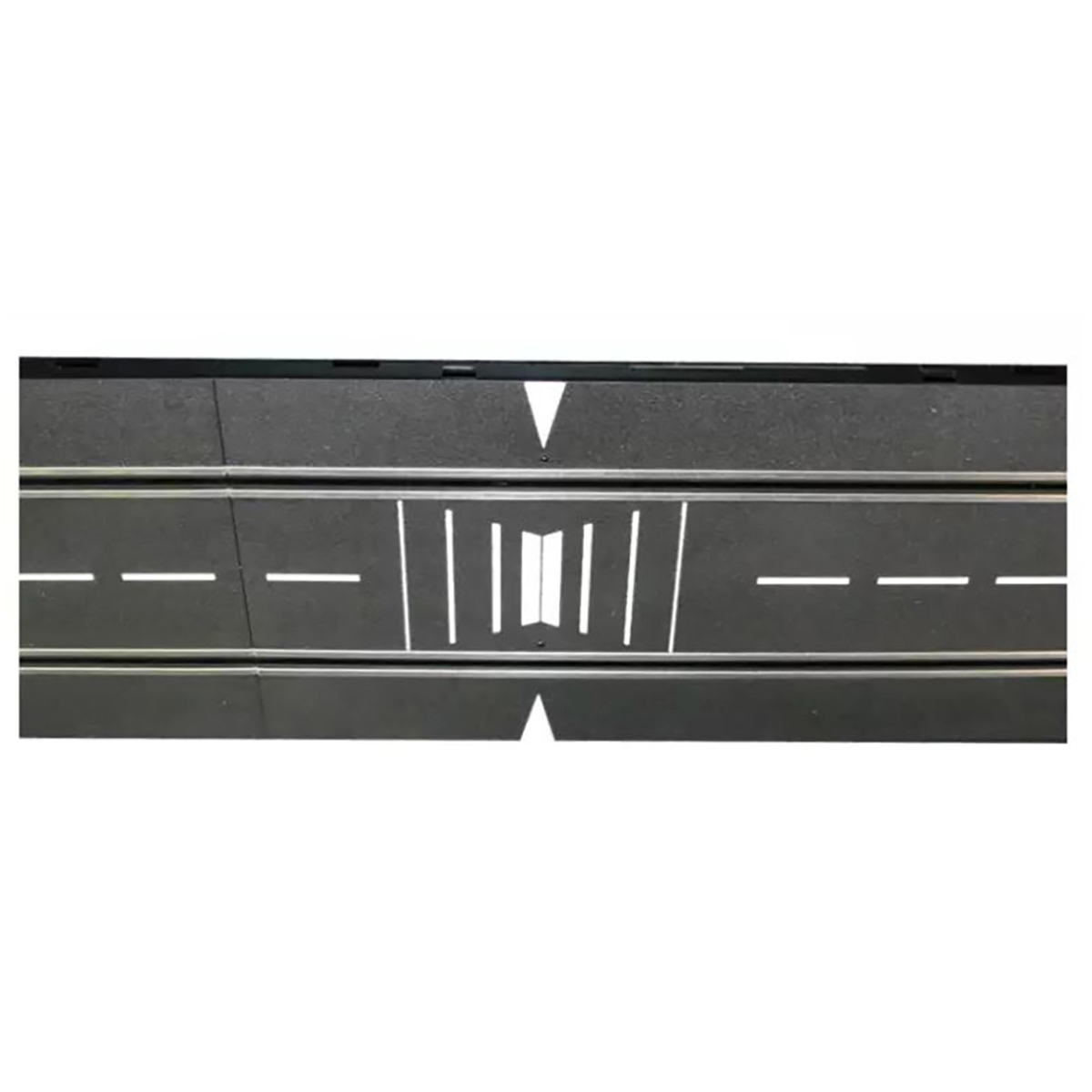 Un primo piano di una pista per slot car con segnaletica bianca e frecce direzionali.