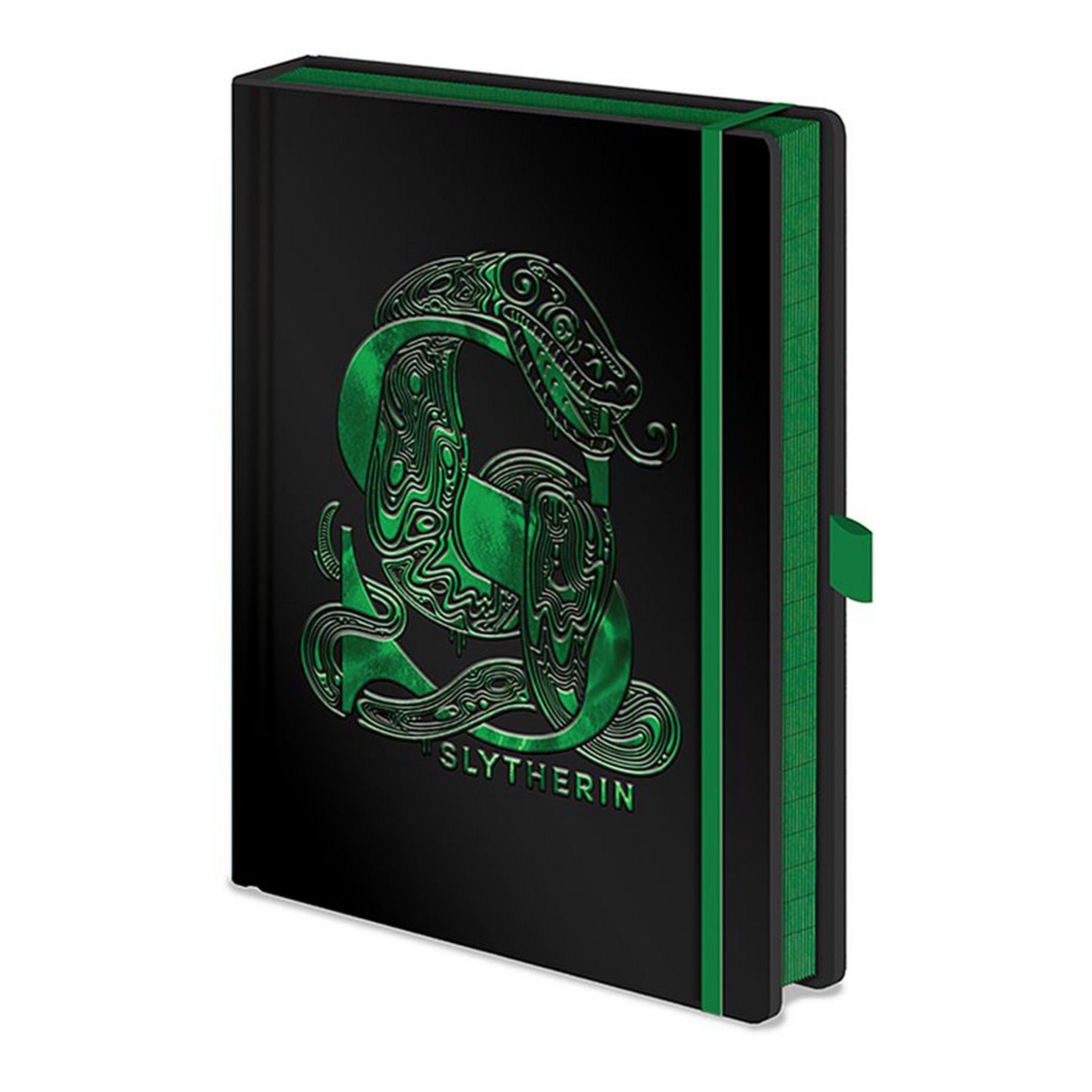 Czarny notatnik z zielonym herbem węża Slytherinu, zielonymi krawędziami i zieloną opaską zamykającą.
