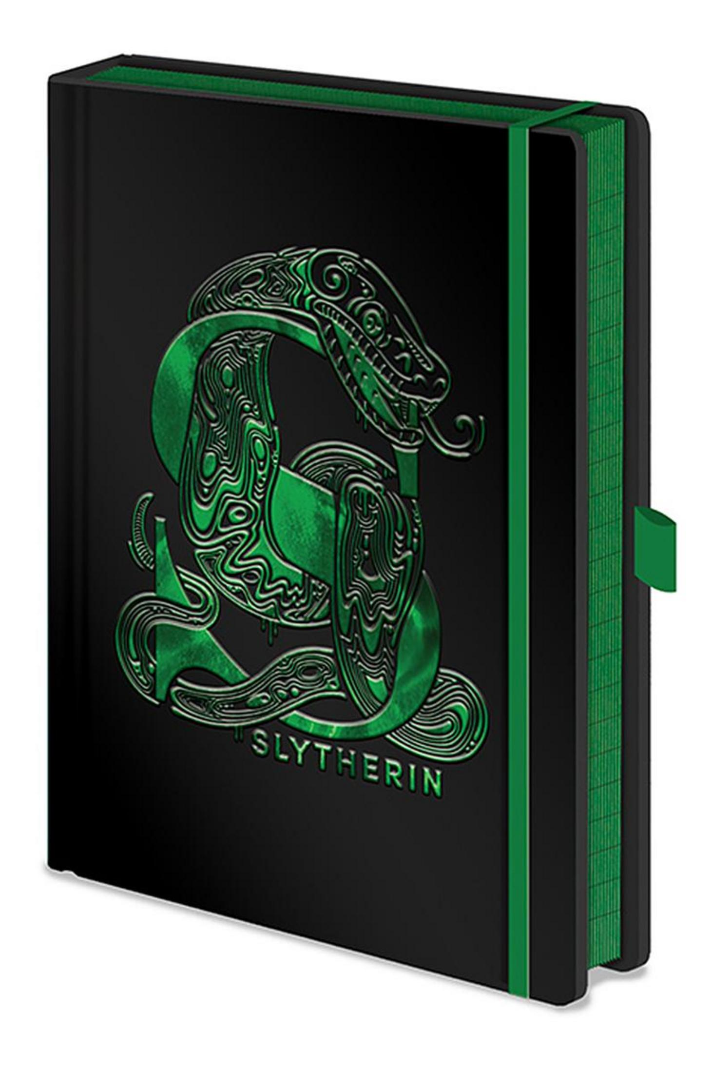 Czarny i zielony notatnik z herbem i tekstem Slytherinu.