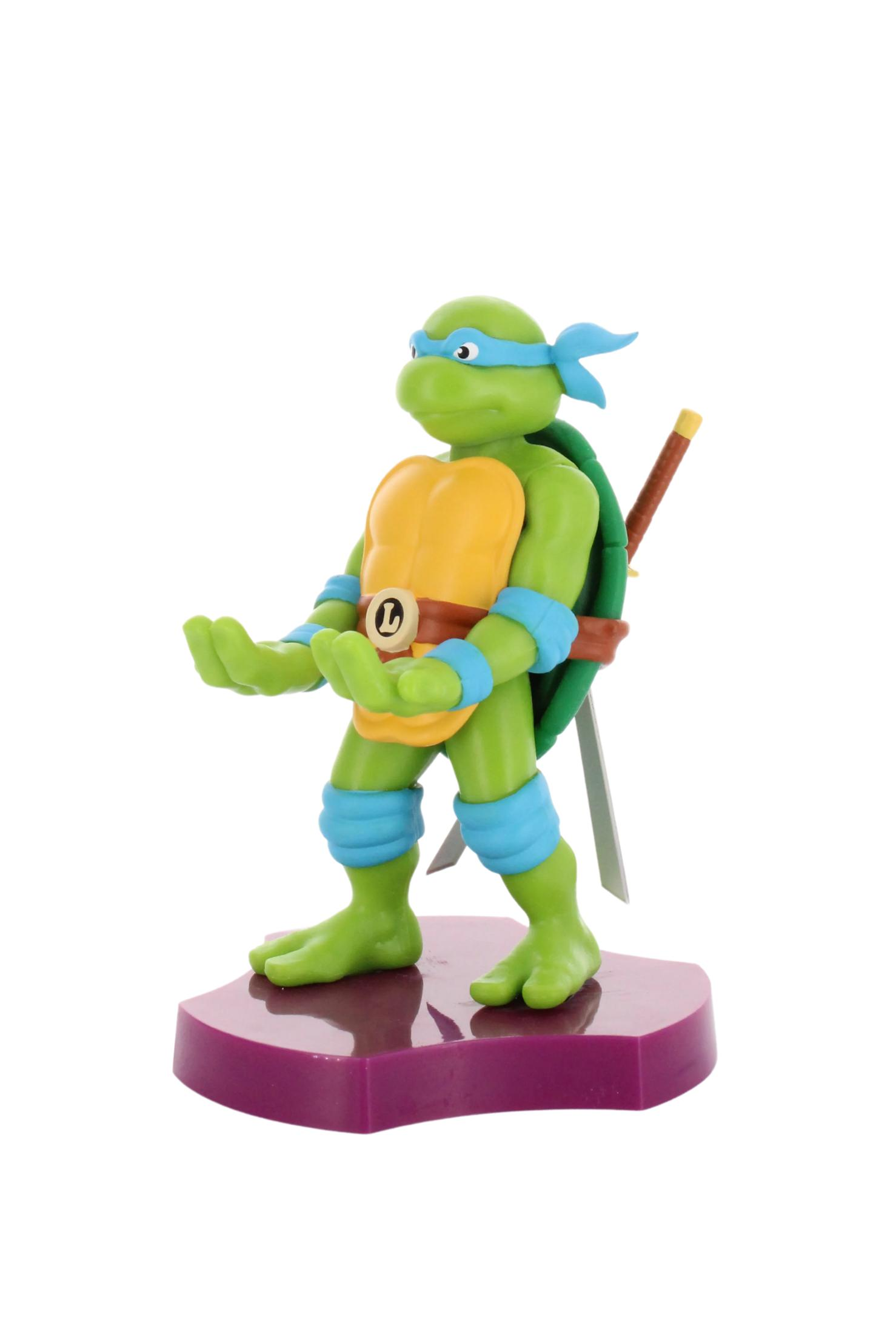 Leonardo, z Wojowniczych Żółwi Ninja, figurka na podstawce, trzymająca ręce z mieczami za sobą.