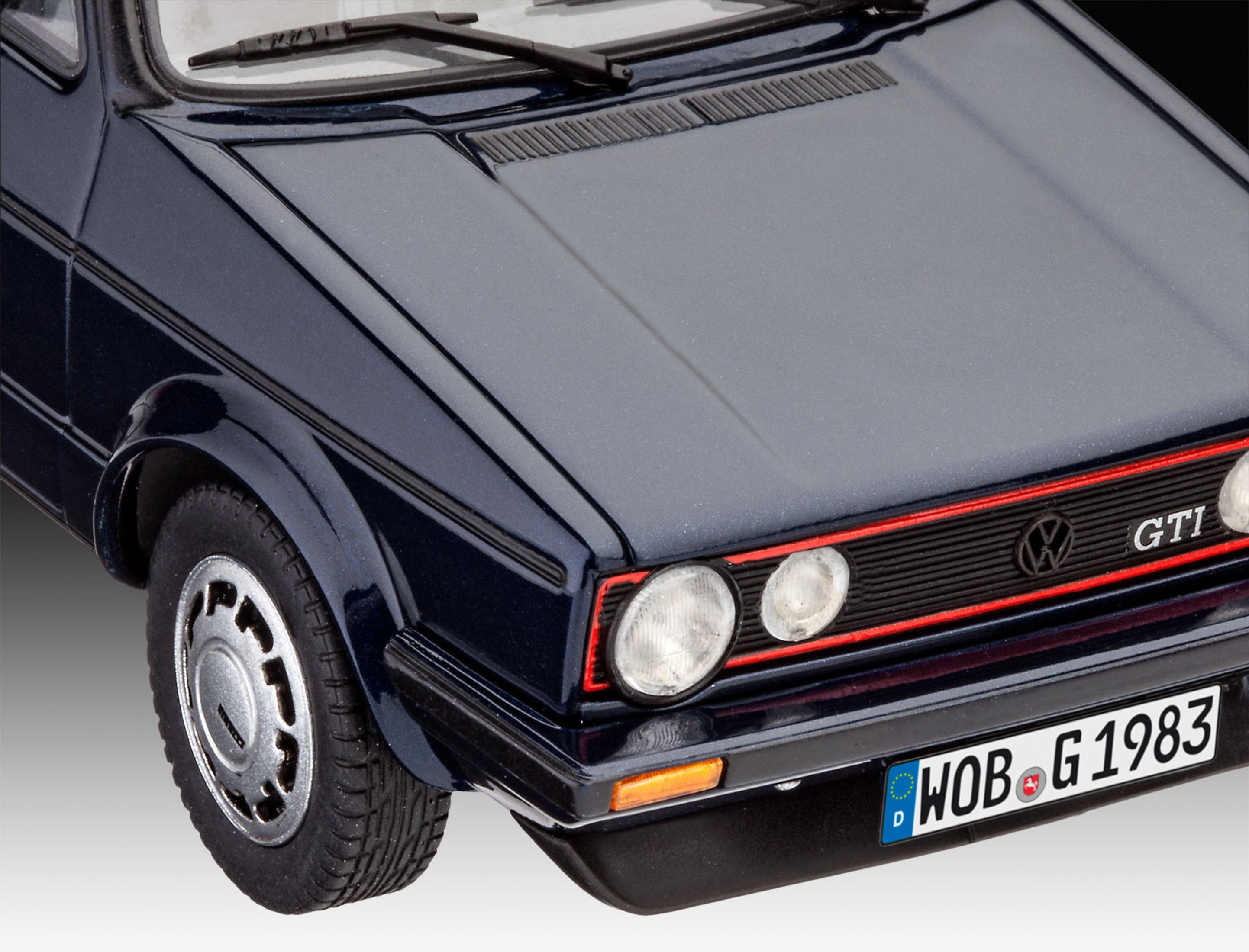 Primo piano di un'auto modello Volkswagen Golf GTI blu scuro. Mostra la parte anteriore con ruota e targa.