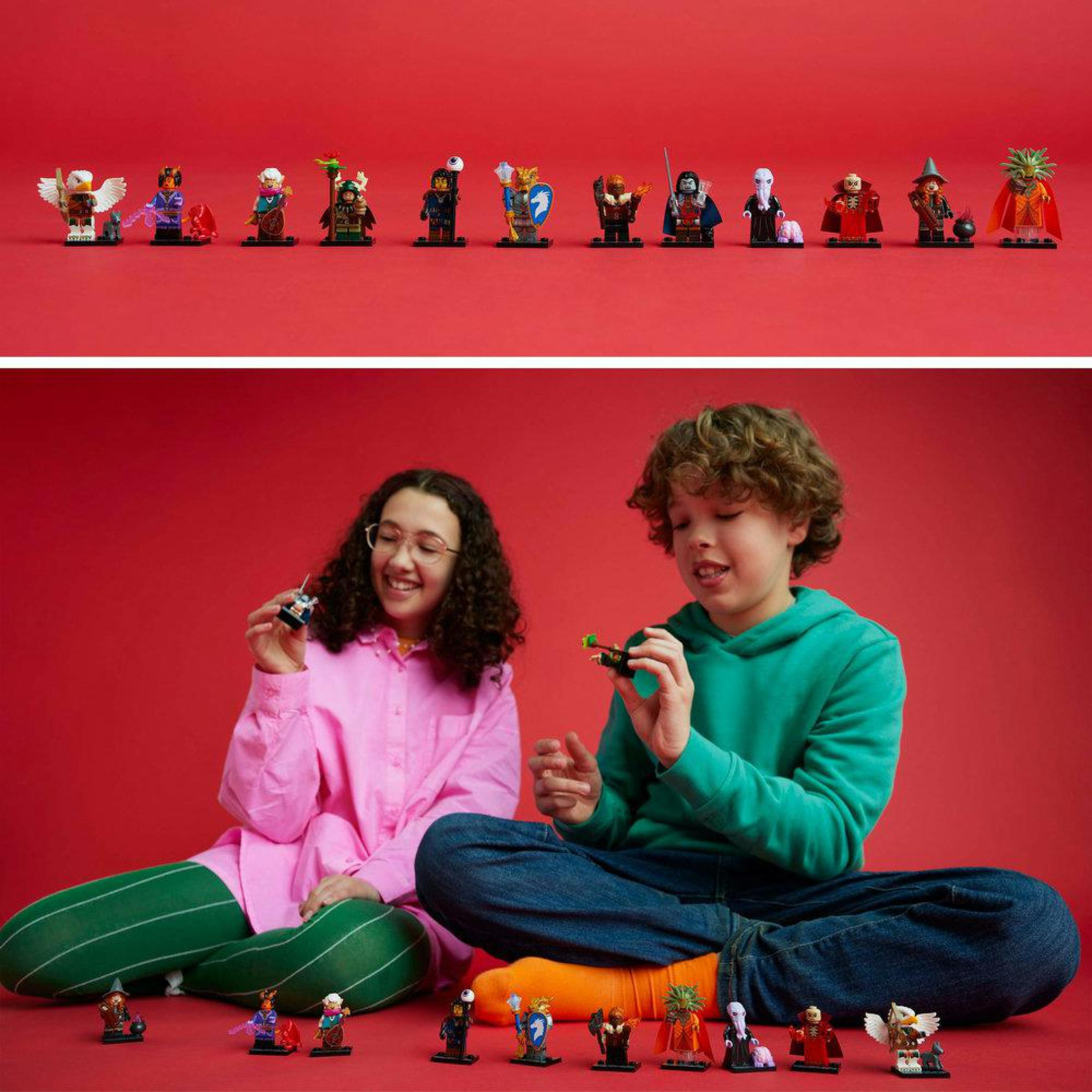 Una vista dall'alto presenta minifigure Lego disposte in fila e due bambini che giocano con esse.