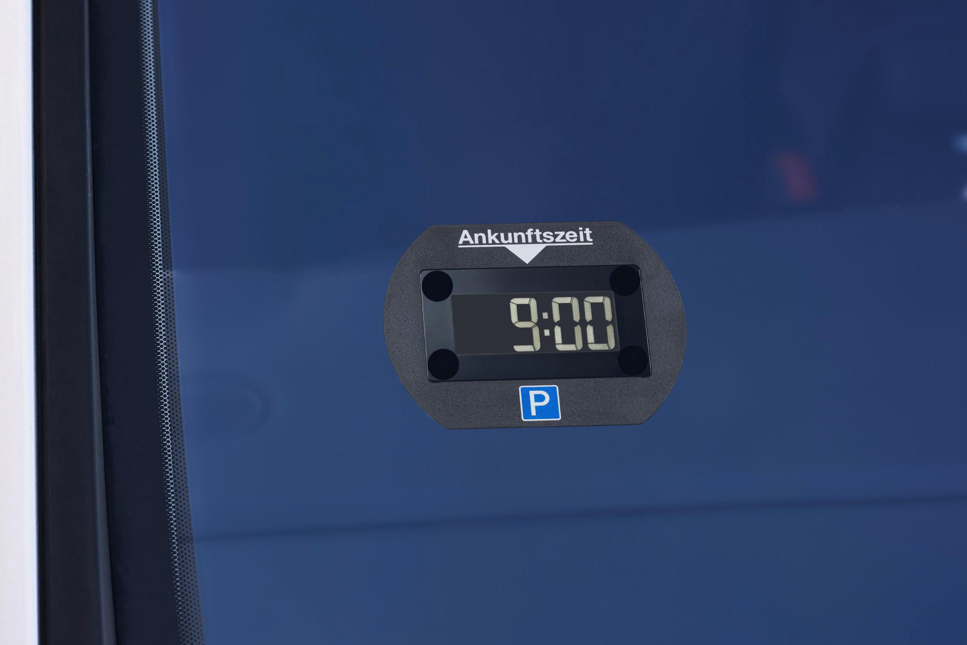 Parkzeitanzeige auf einer blauen Glasoberfläche, zeigt 9:00, mit einem 'P' für Parken.