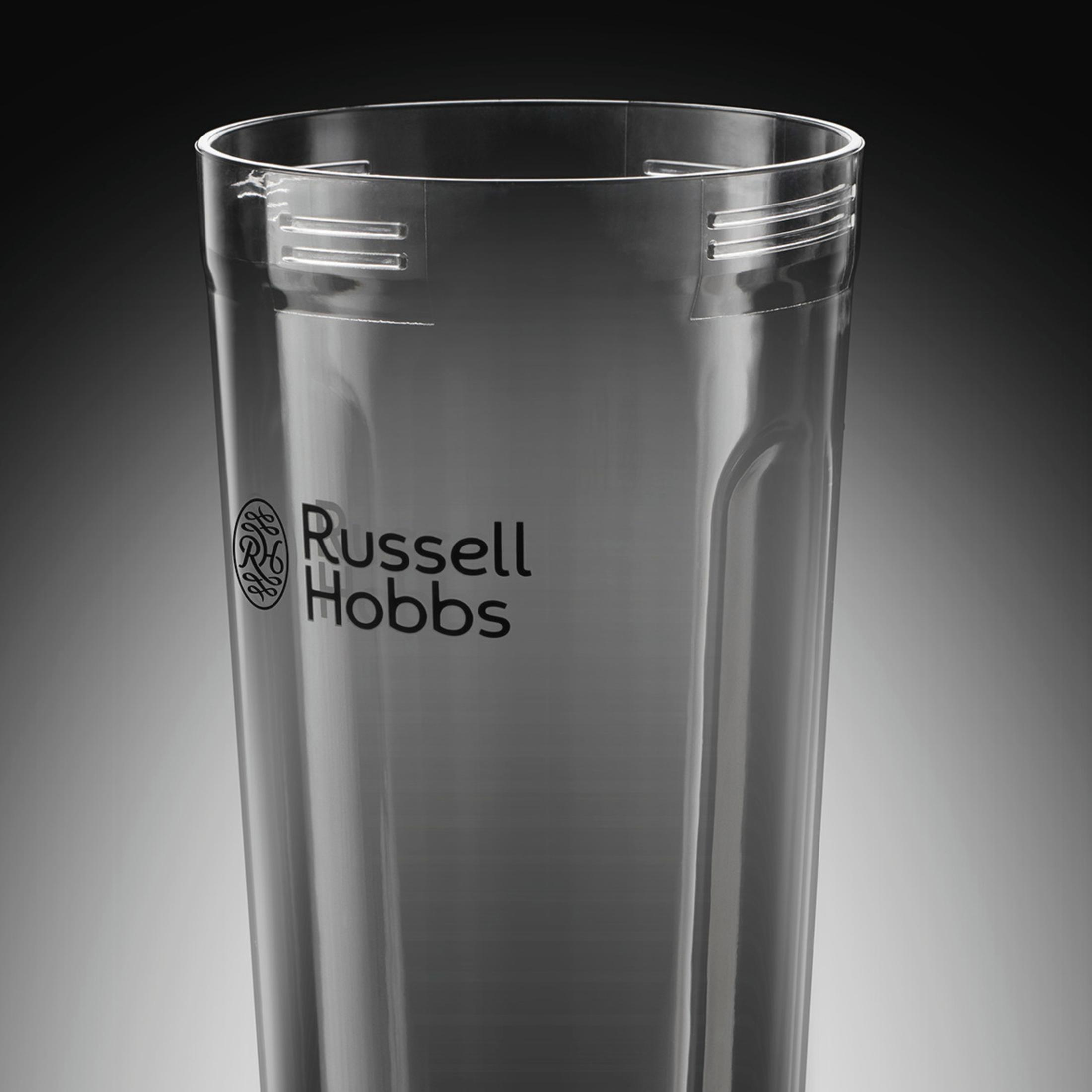 Şeffaf plastik Russell Hobbs blender sürahisi. Siyah Russell Hobbs logosu. Gri gradyan arka plan.