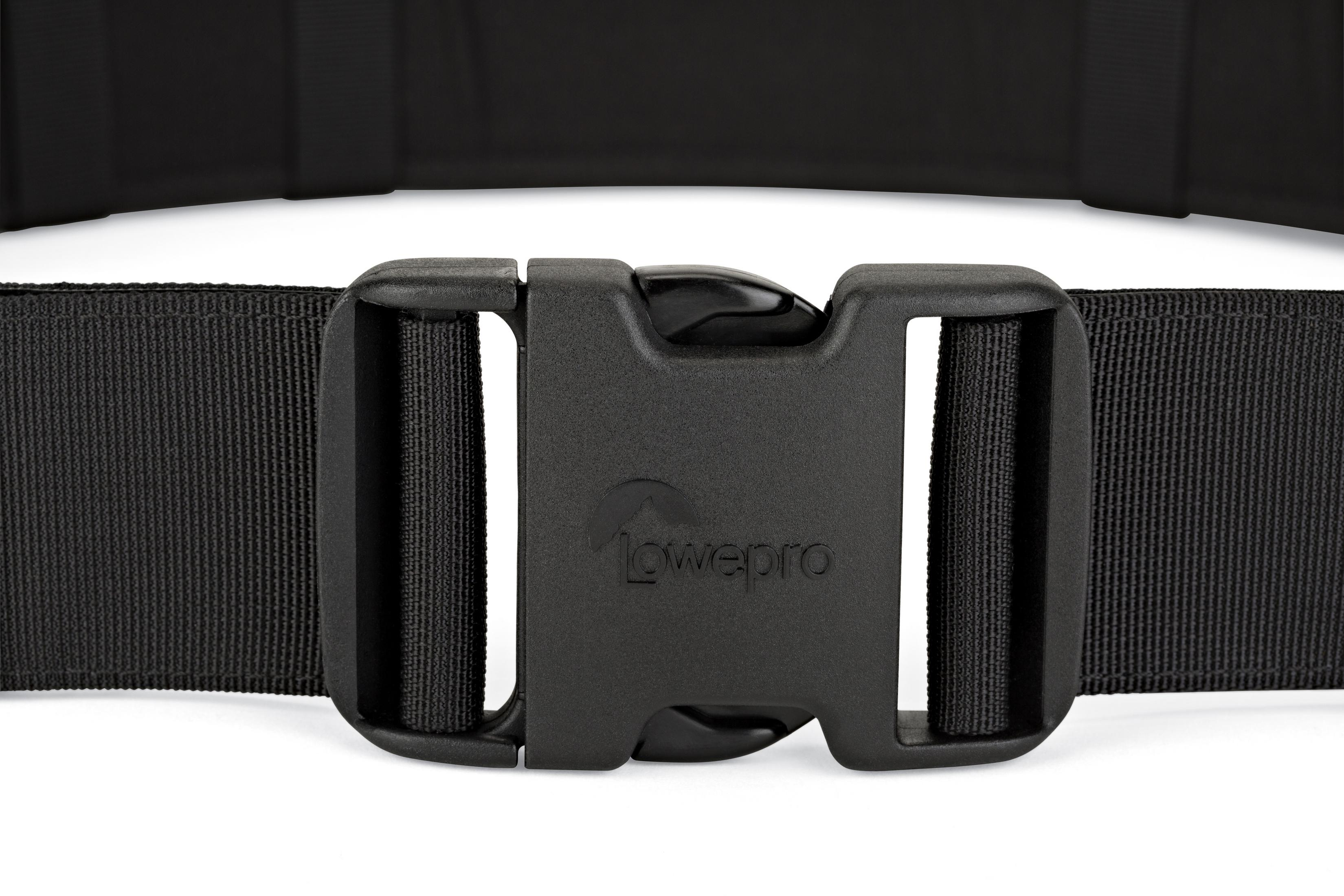 Eine schwarze Lowepro-Schnalle von einem Gürtel, mit deutlich sichtbarem Markennamen.