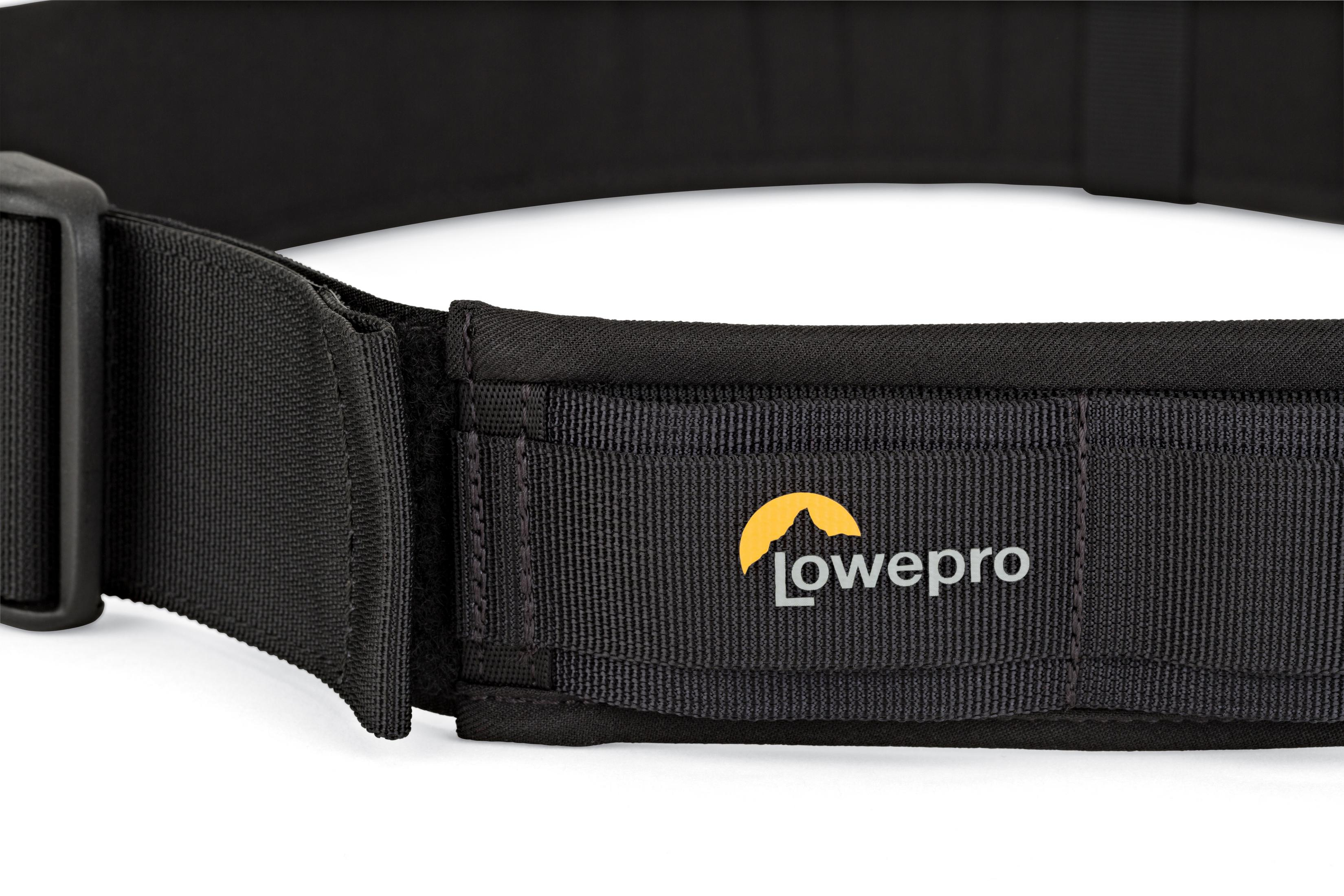 Schwarzer Kameragürtel mit dem Lowepro-Logo. Nahaufnahme des Materials und der Schnalle.