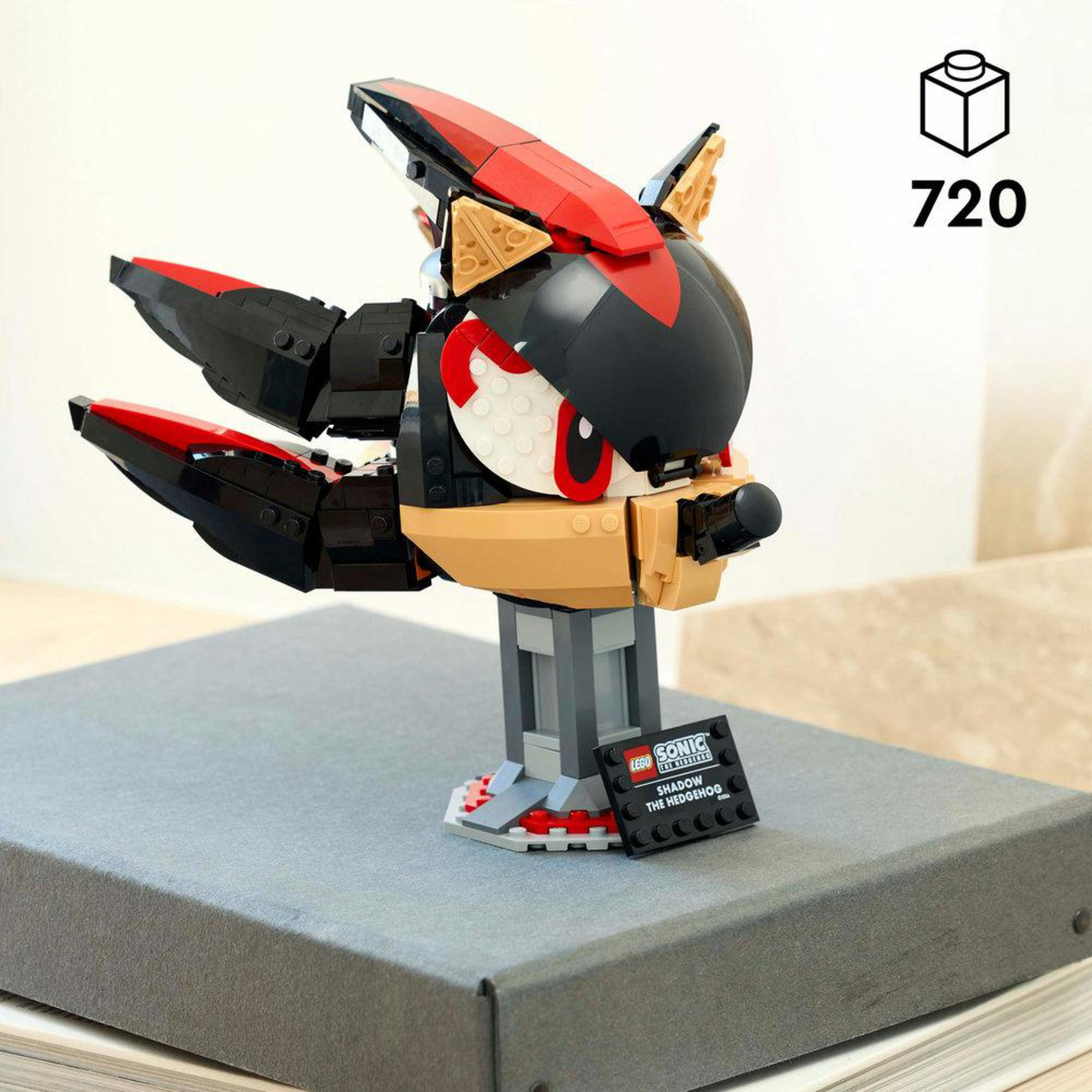 Lego Sonic the Hedgehog modeli. Kırmızı ve siyah renk şemasıyla Shadow'un kafasını içerir.
