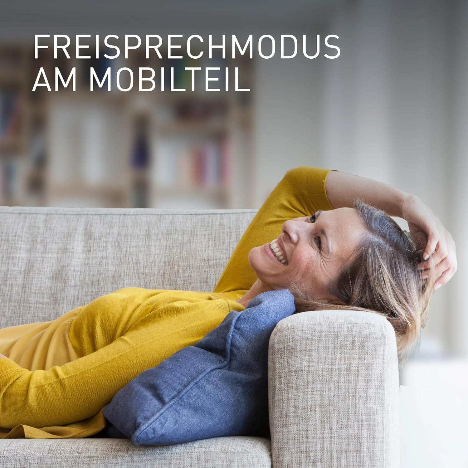 Donna sul divano, testa sul cuscino, con testo 'FREISPRECHMODUS AM MOBILTEIL'.