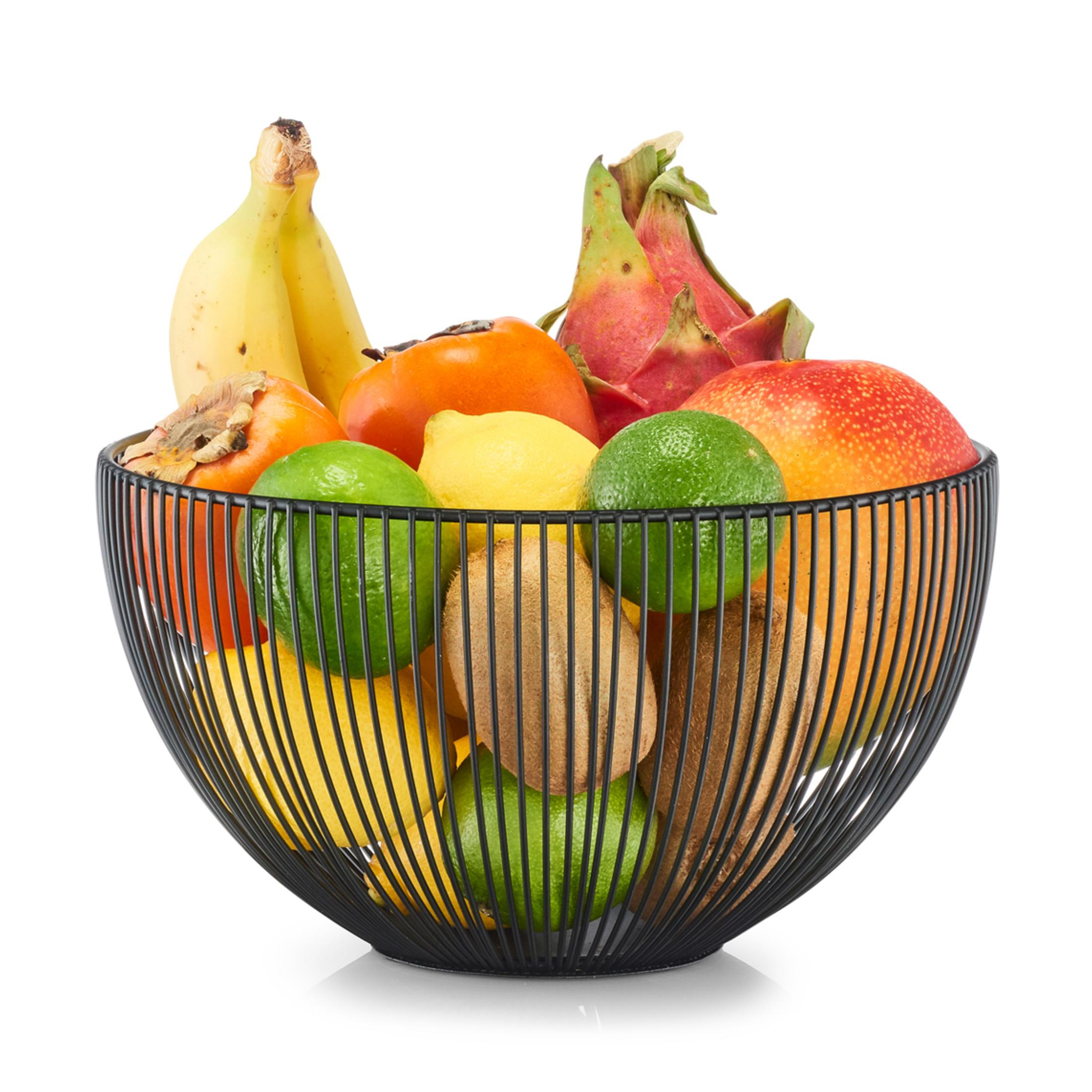 Schwarze Drahtschale gefüllt mit bunten Früchten: Banane, Kiwi, Drachenfrucht, etc.