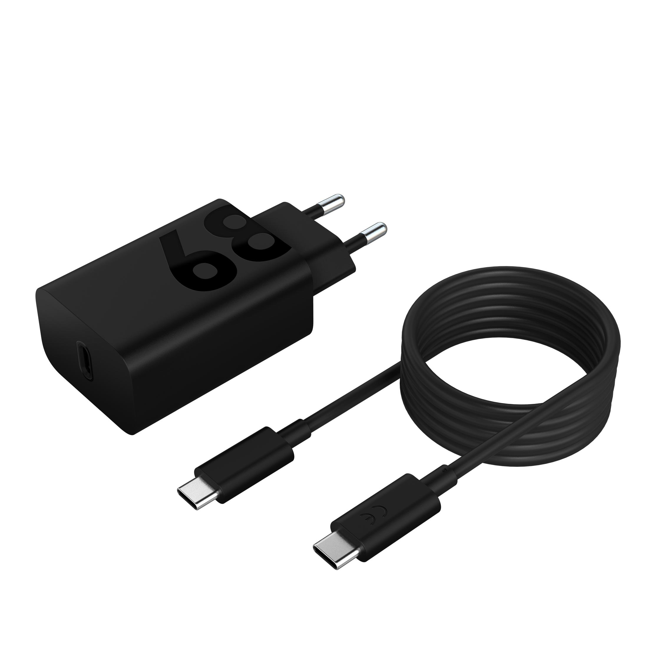 Zwarte oplader met een USB-C-kabel. De oplader heeft een 68 markering. Witte achtergrond.