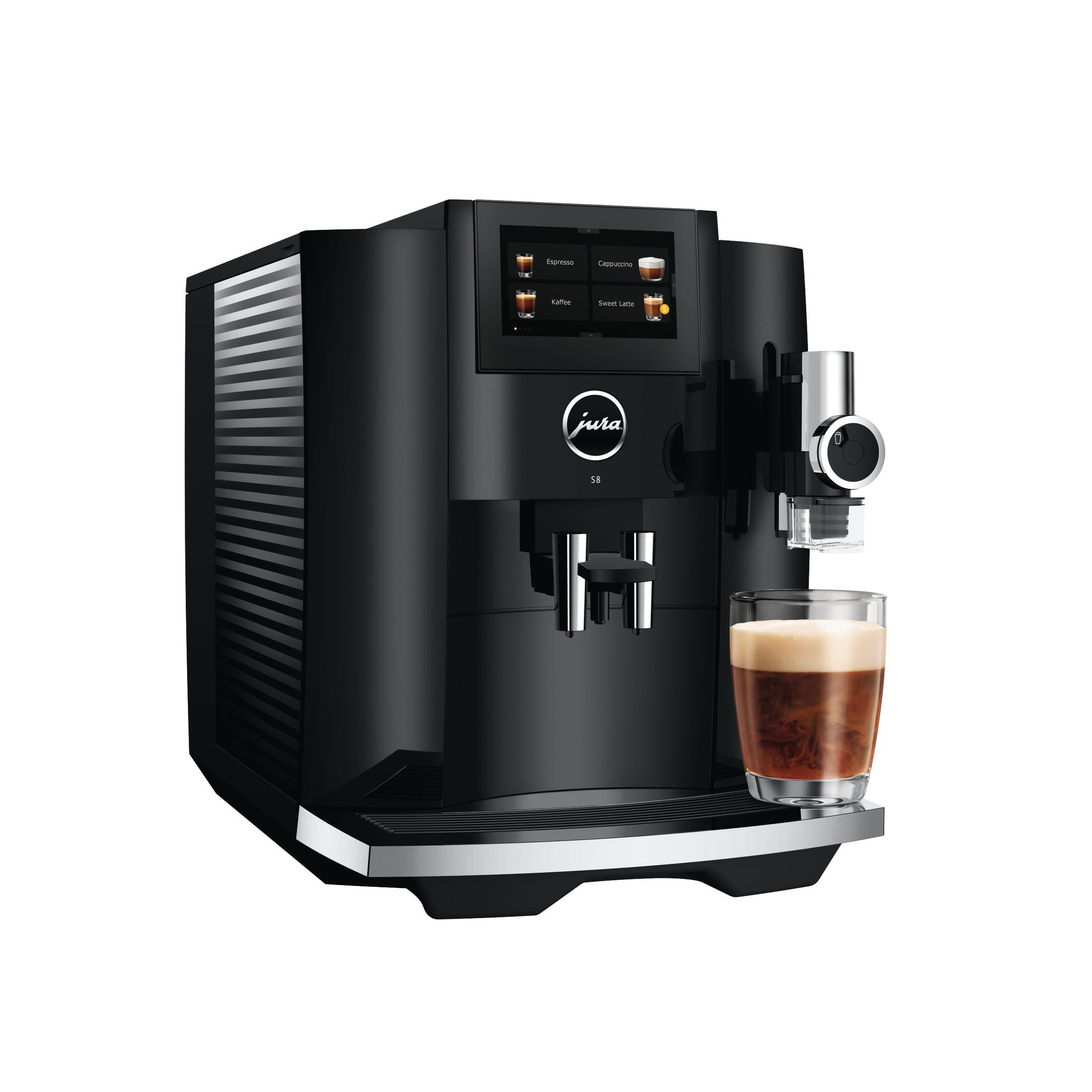 Una macchina da caffè Jura S8 nera con una tazza di caffè, angolata verso destra.