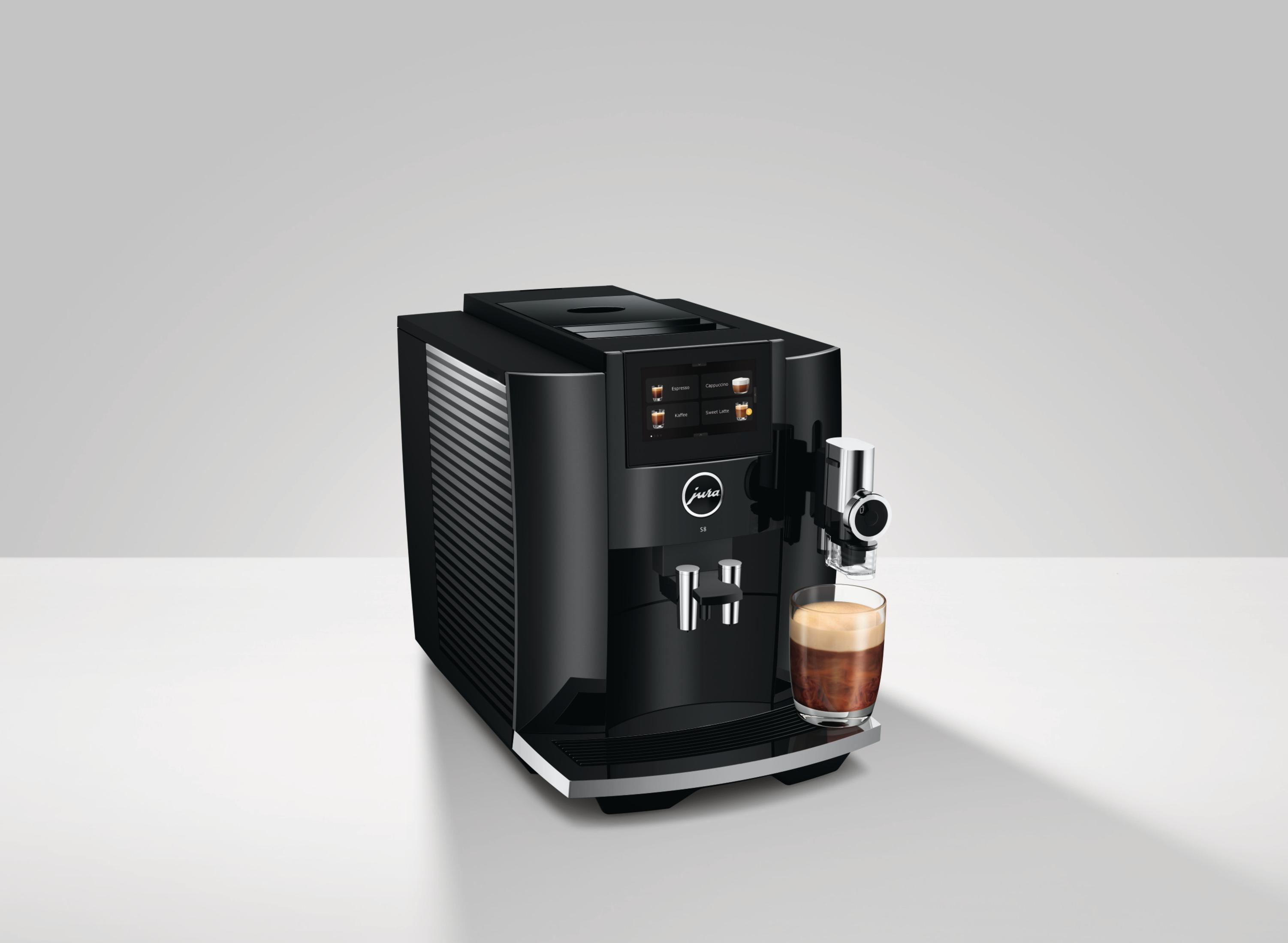 Macchina per caffè espresso nera con un bicchiere di caffè. Sfondo bianco.