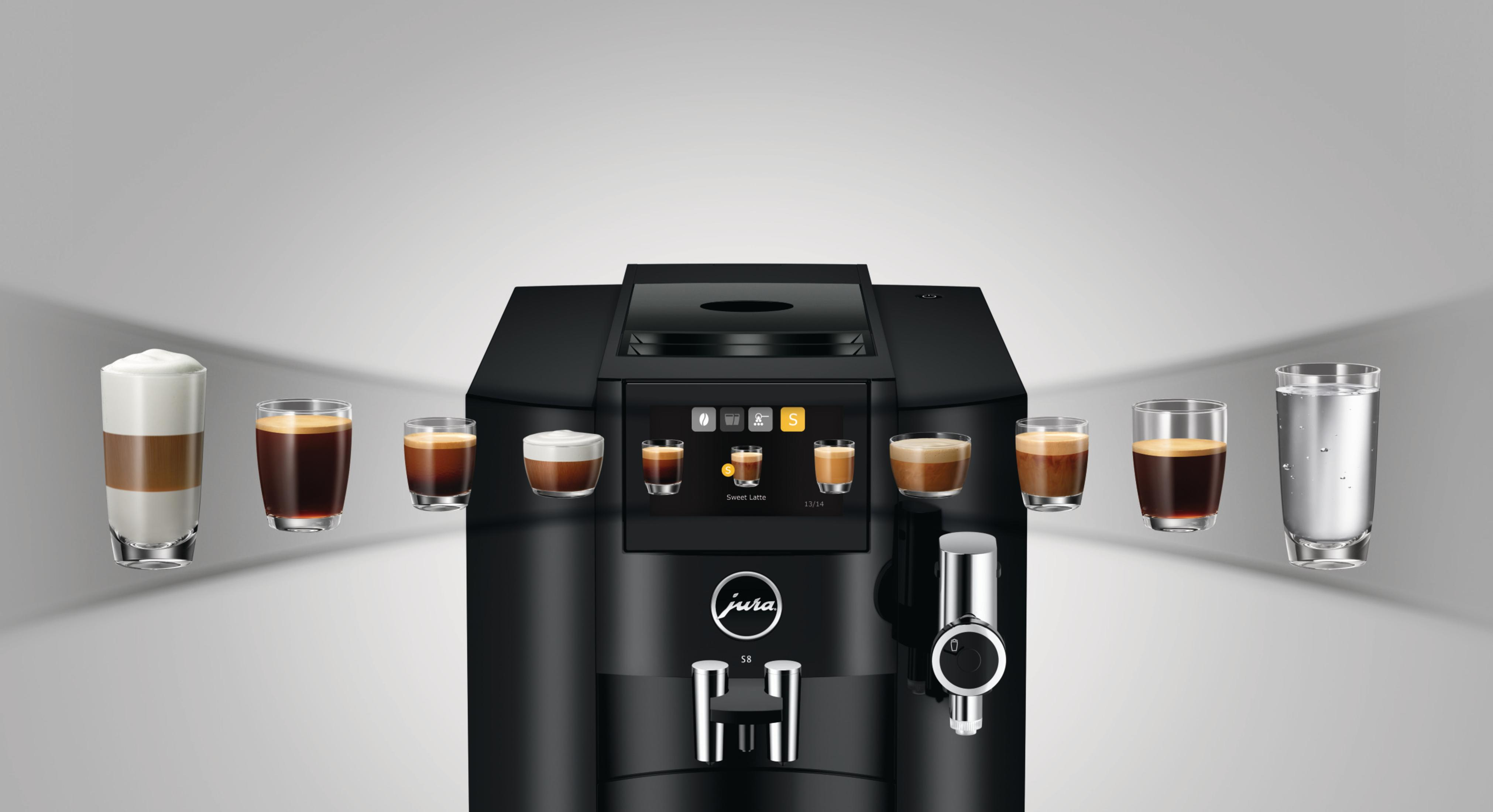 Macchina da caffè nera con varie bevande e bicchieri d'acqua disposti intorno, su sfondo bianco.