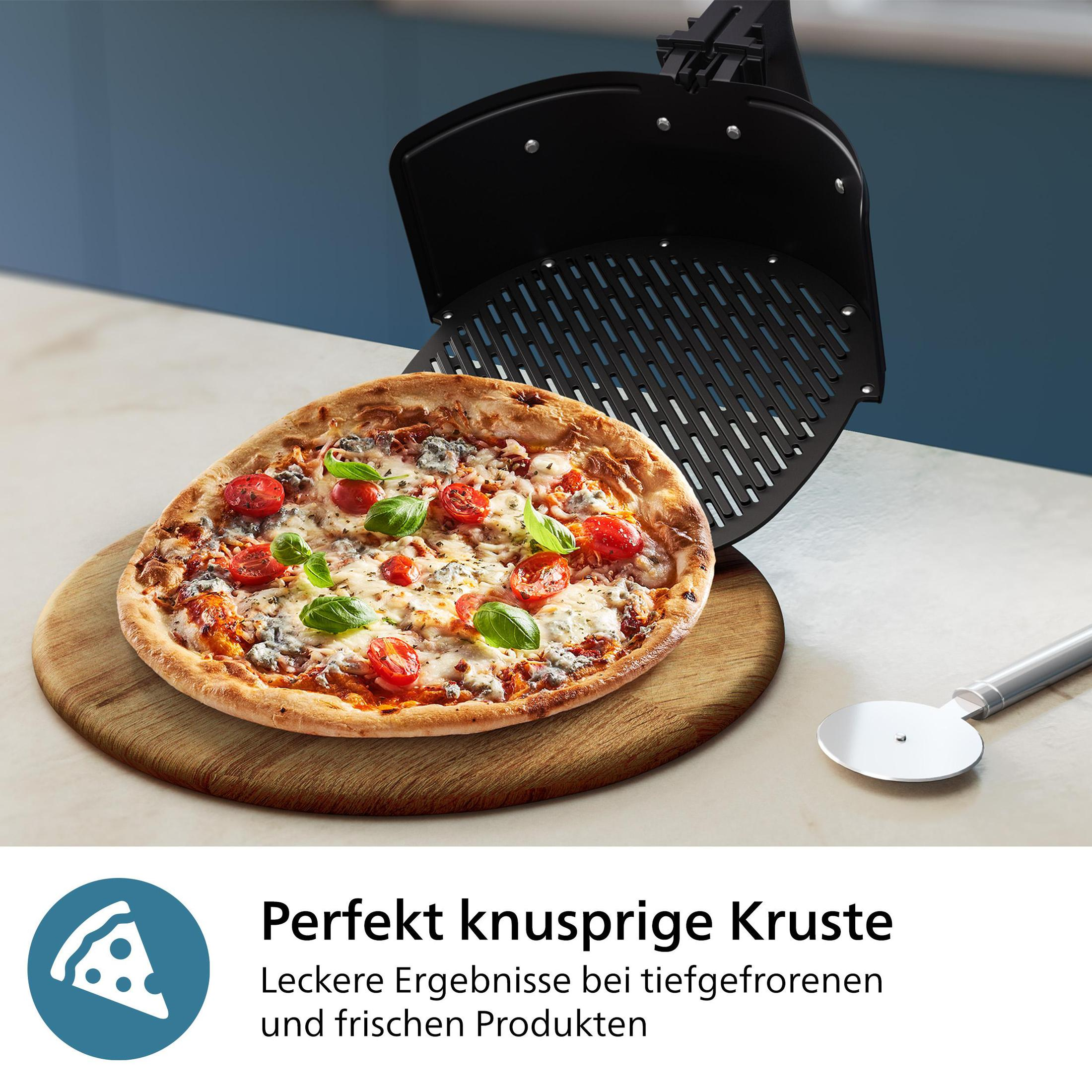Pizza auf Holzbrett, Heißluftfritteuse, Pizzaschneider. Weiße Oberfläche. Schwarzer Hintergrund.