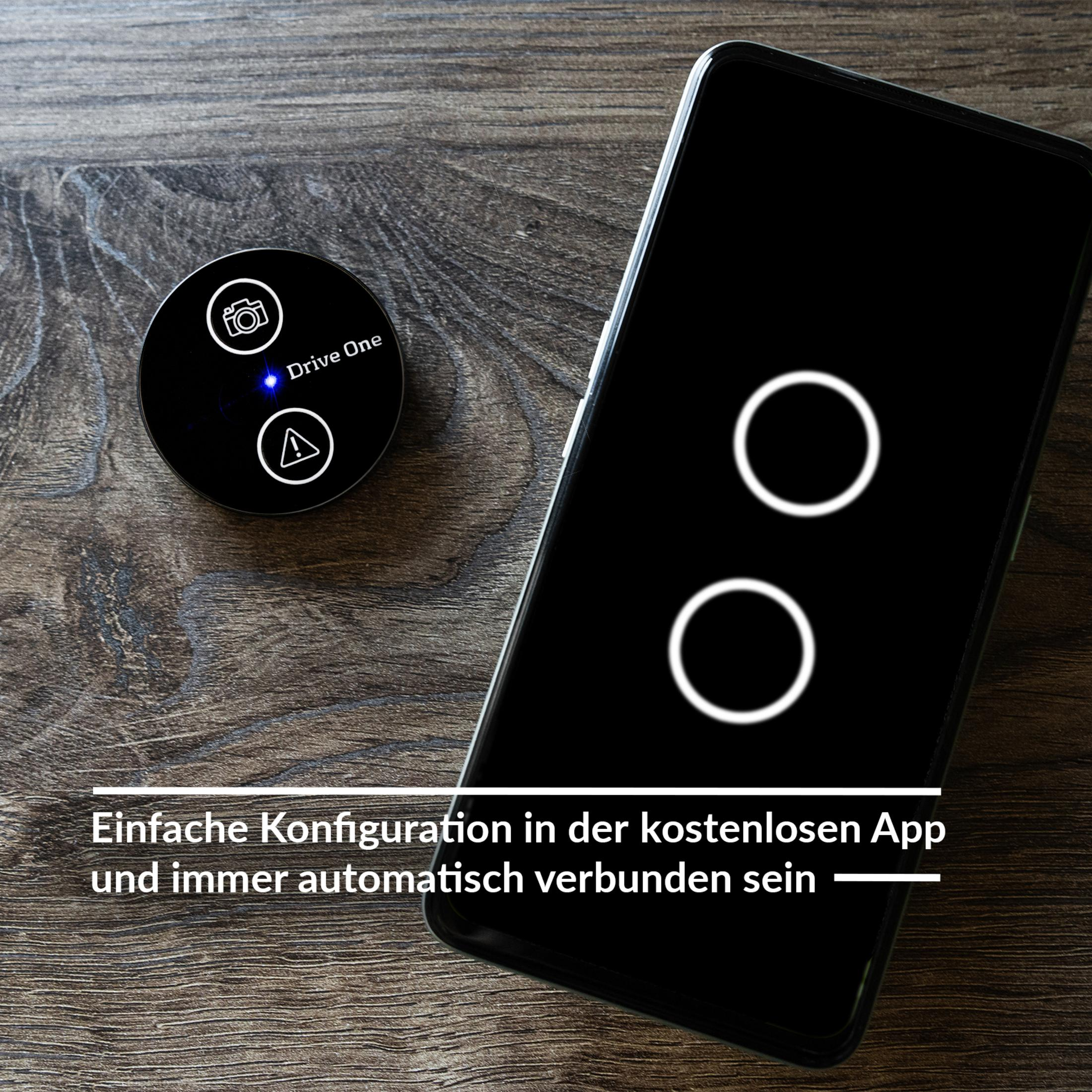 Schwarzer Knopf und Telefon auf Holzoberfläche, mit App-Konfigurationstext.