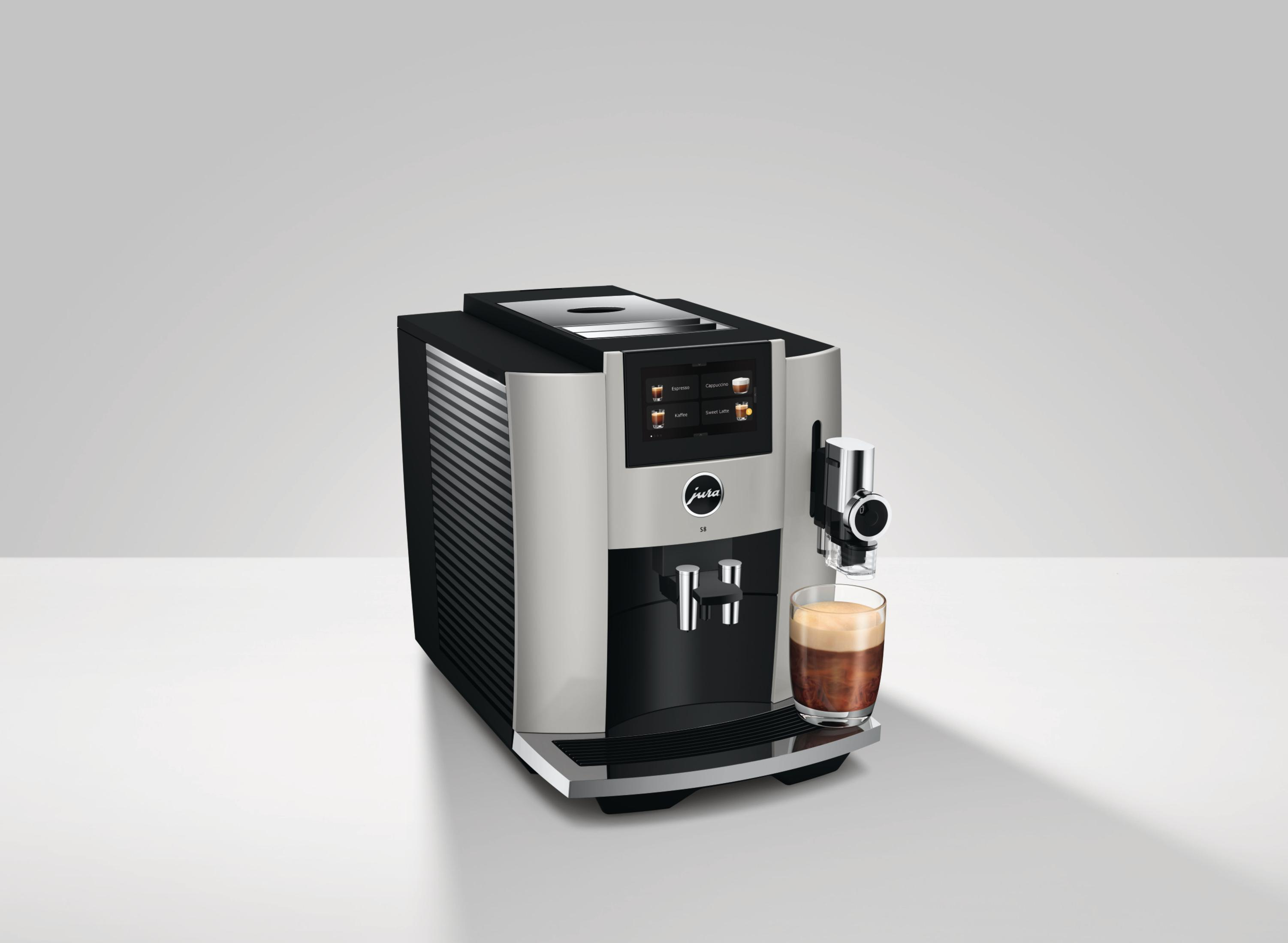 Silber-schwarze Kaffeemaschine mit Kaffeeglas. Modernes Design, freigestellt.