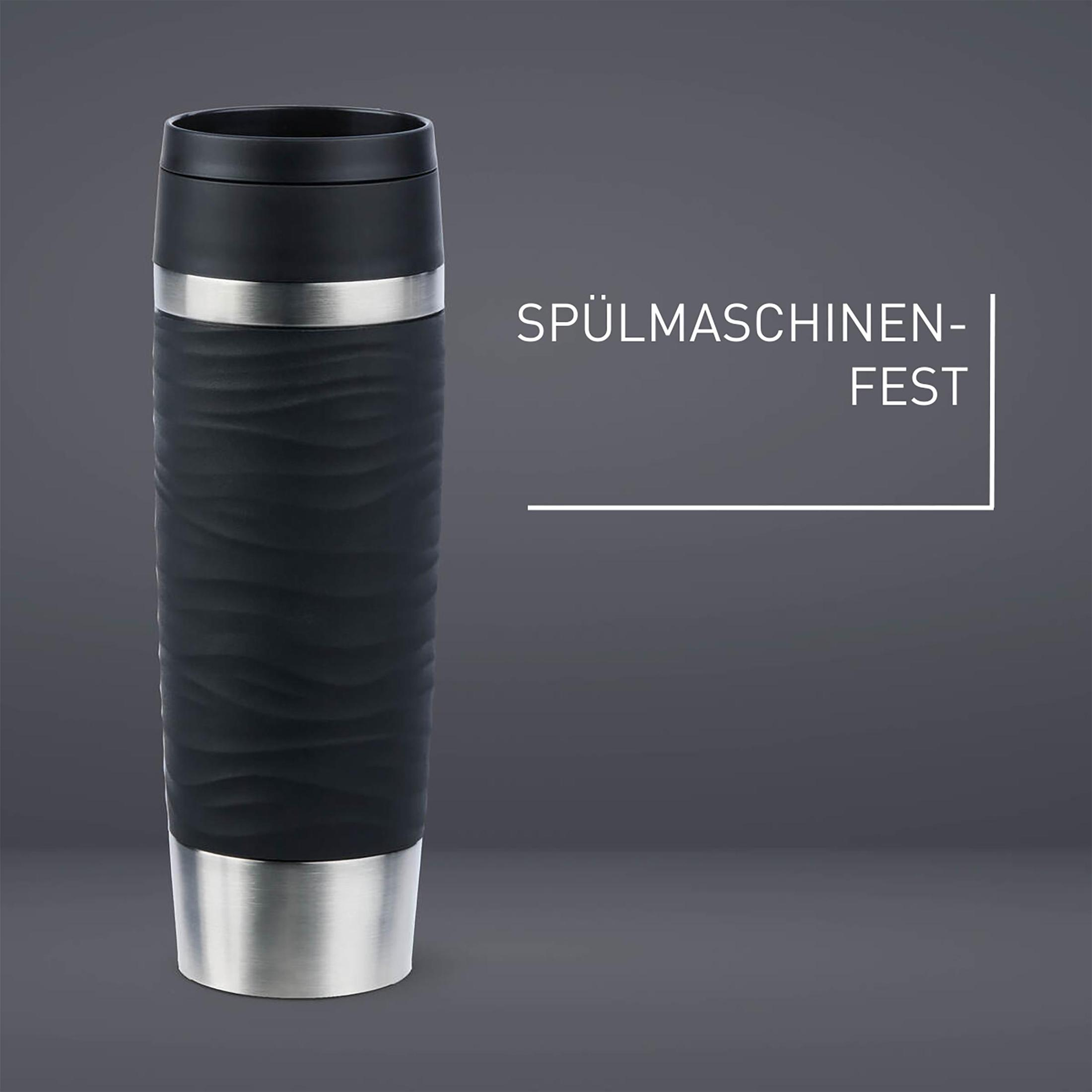 Schwarzer und silberner Reisebecher mit Wellen, auf dunklem Hintergrund.
