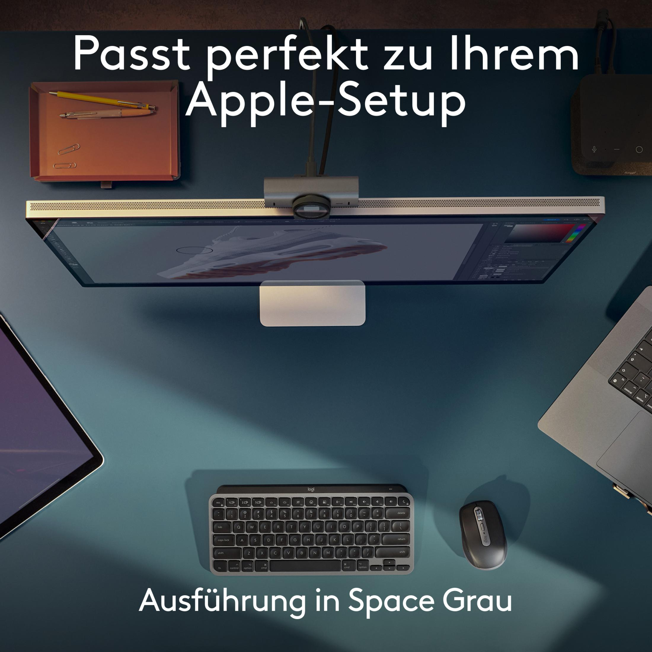 Biurko z monitorem, klawiaturą i myszą.