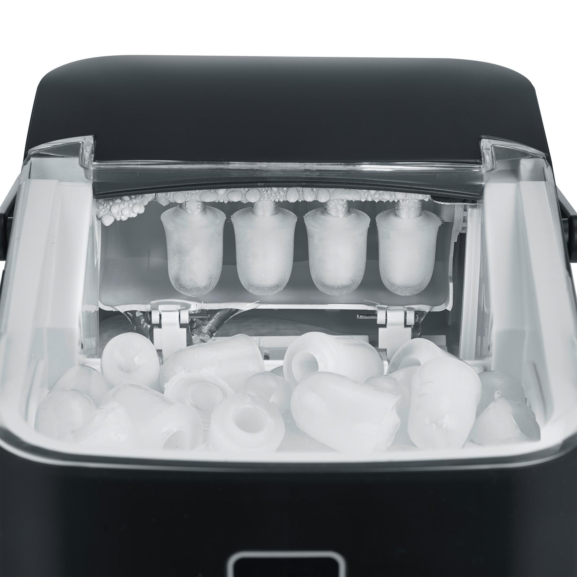 Ein schwarzer Eiswürfelbereiter mit einem durchsichtigen Deckel, der Eiswürfel zeigt, und einem Behälter voller Eis.