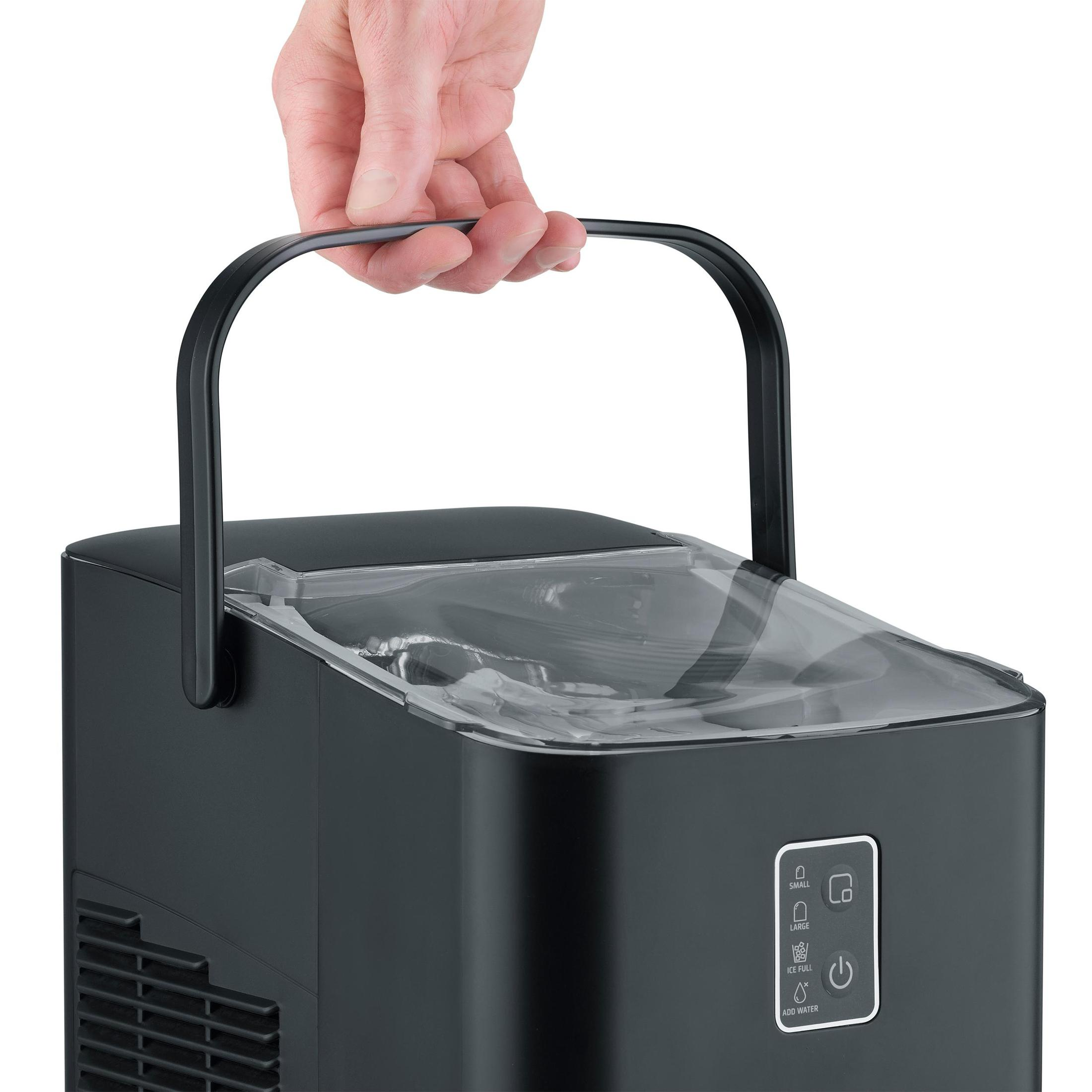Hand hält einen schwarzen Eisbereiter mit transparentem Deckel, vor weißem Hintergrund.