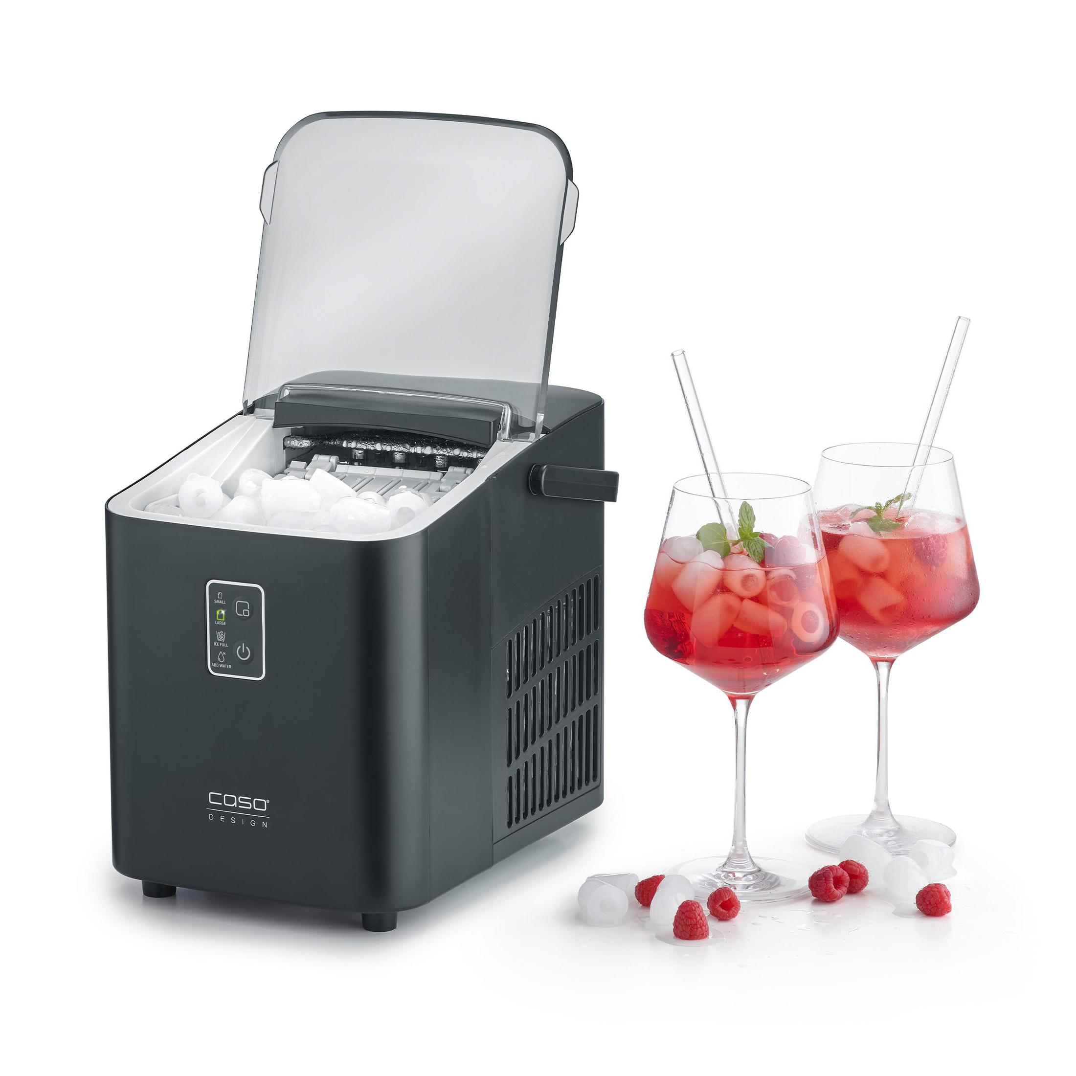Schwarzer Eisbereiter mit zwei Cocktails, Eiswürfeln und Himbeeren auf weißem Hintergrund.