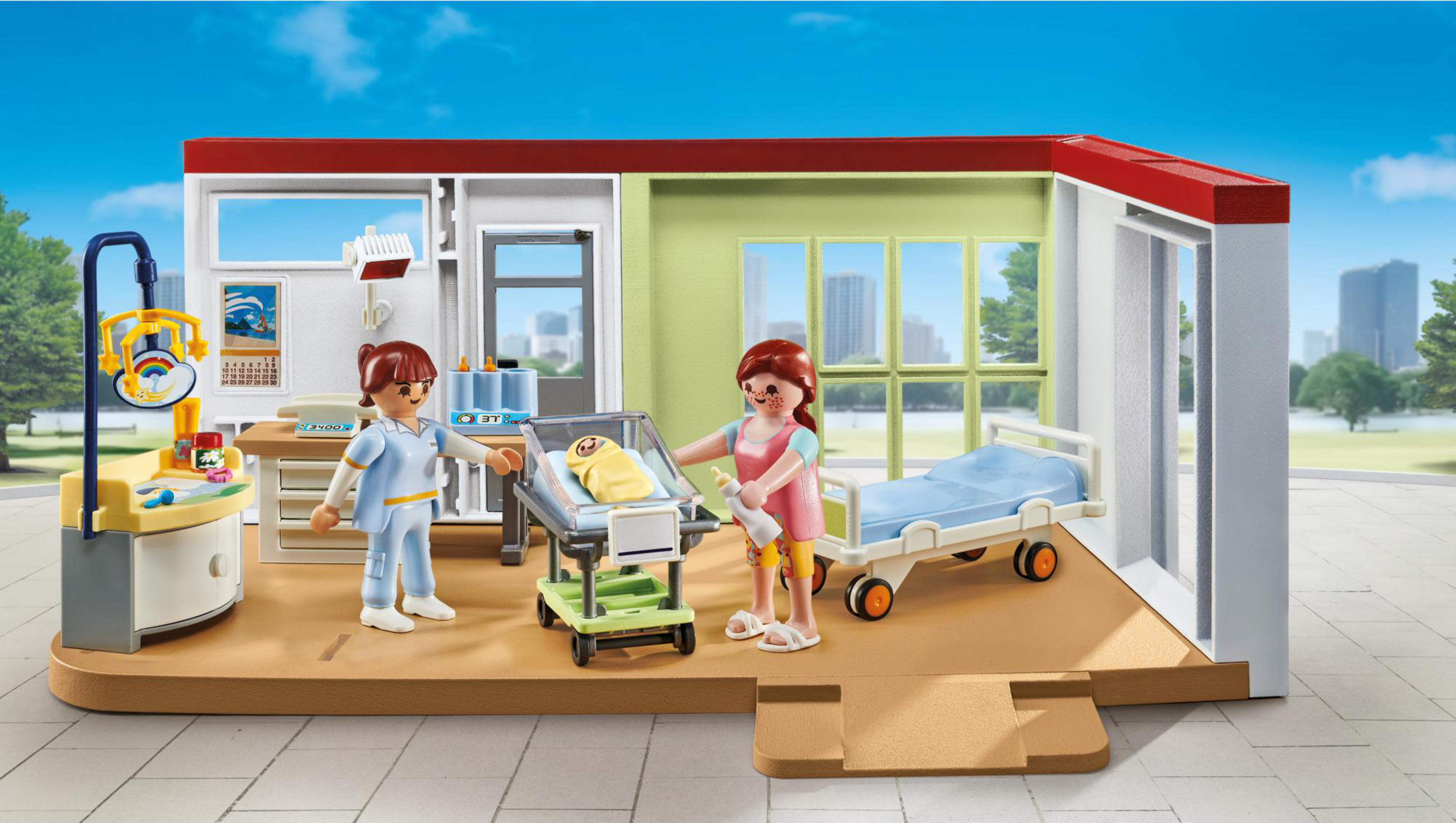 Scena ospedaliera Playmobil con personaggi, attrezzature mediche e un bambino.