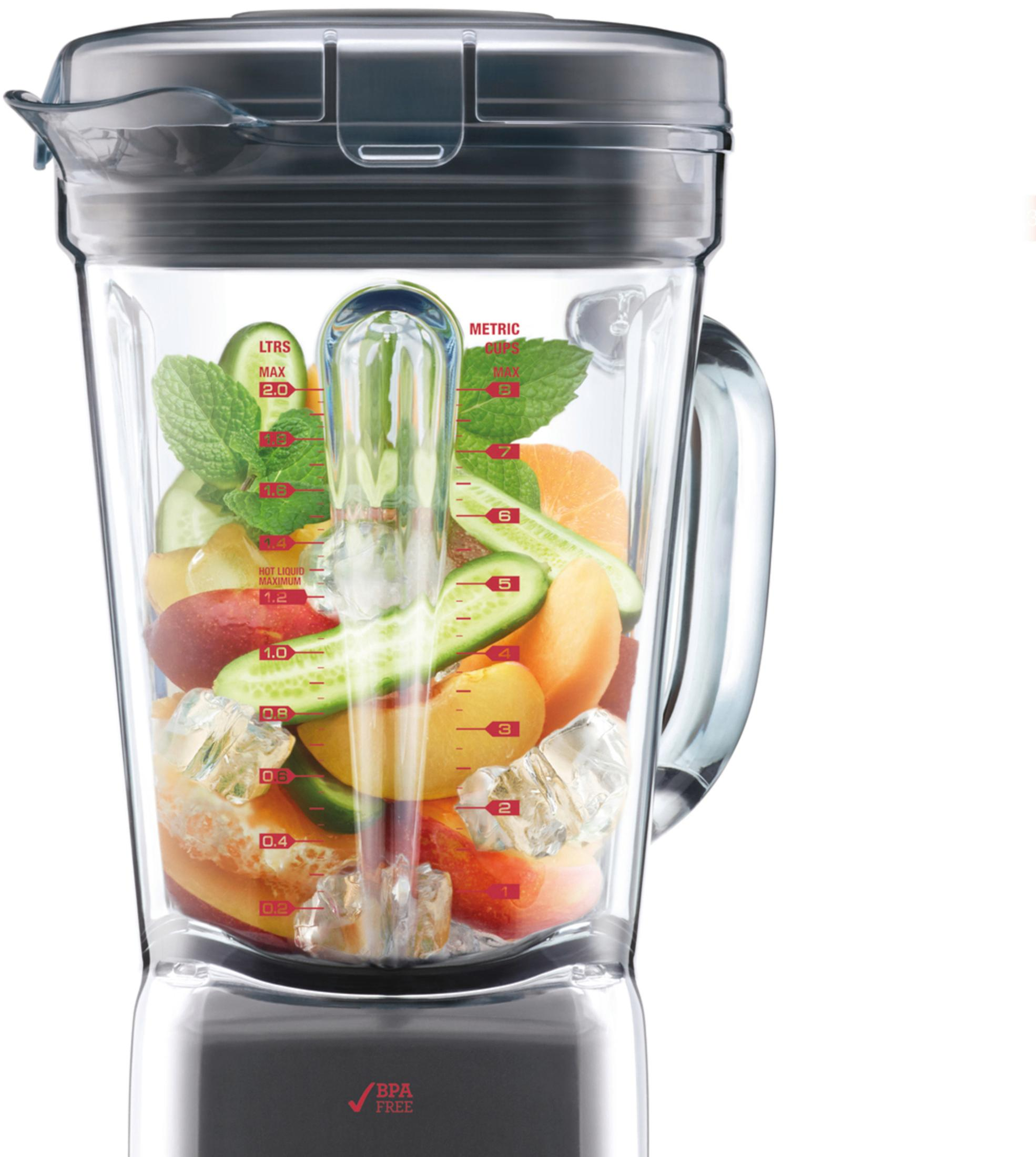 Blender wypełniony owocami, lodem i miętą, ze znacznikami pomiarowymi z boku.