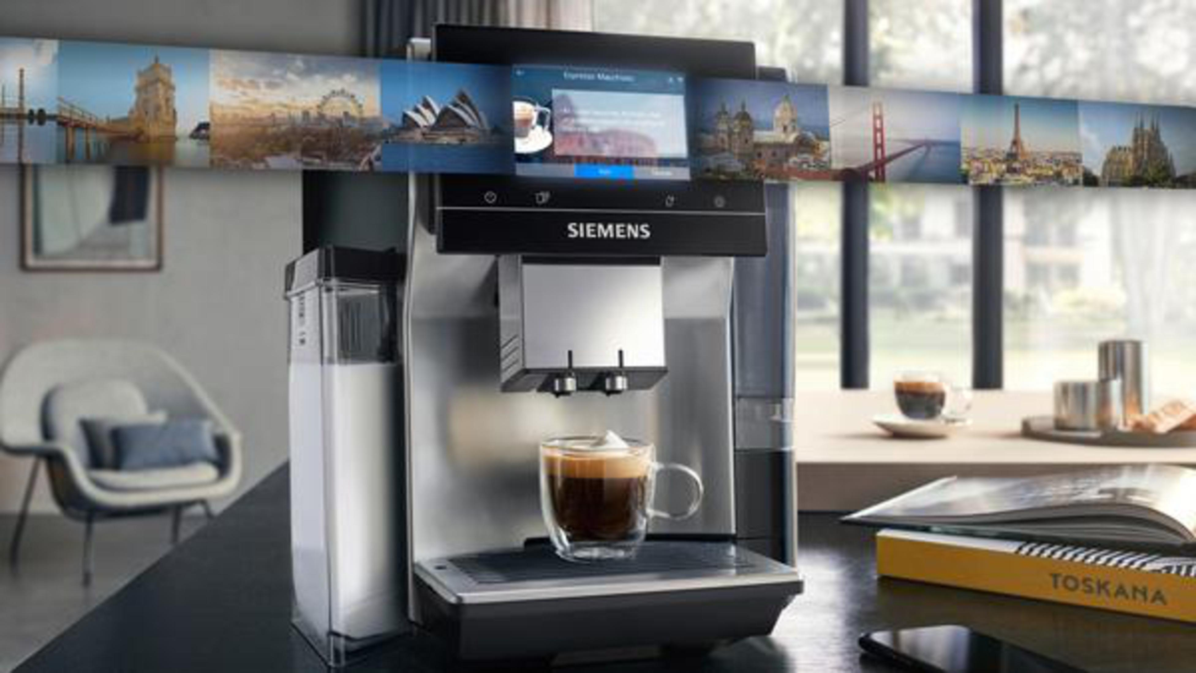 Eine Siemens Espressomaschine mit einer Tasse Kaffee und Bildern von Stadtlandschaften oben.
