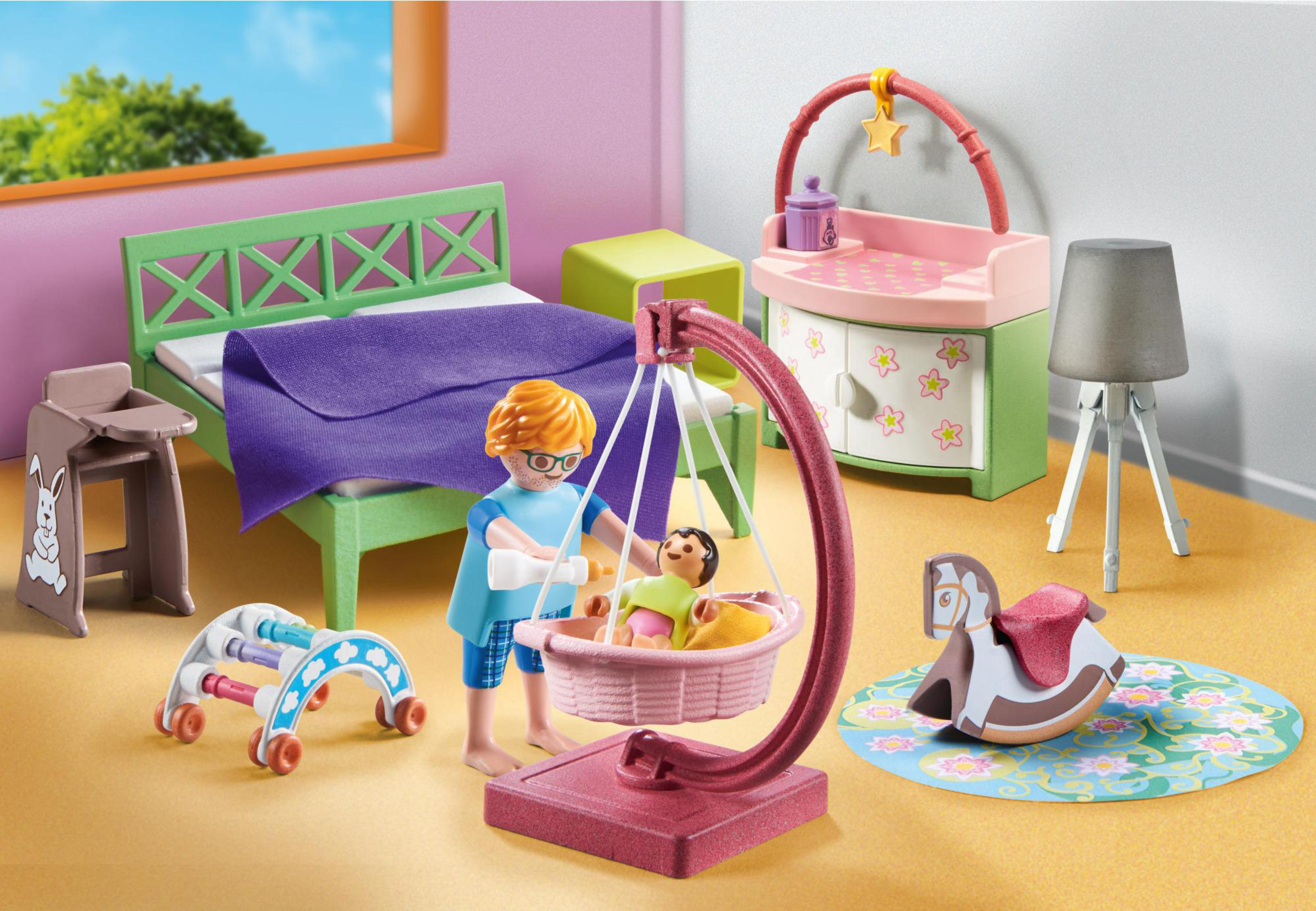 Playmobil Babyzimmer-Set mit Baby in einer Schaukel, Mann und Babyartikeln.
