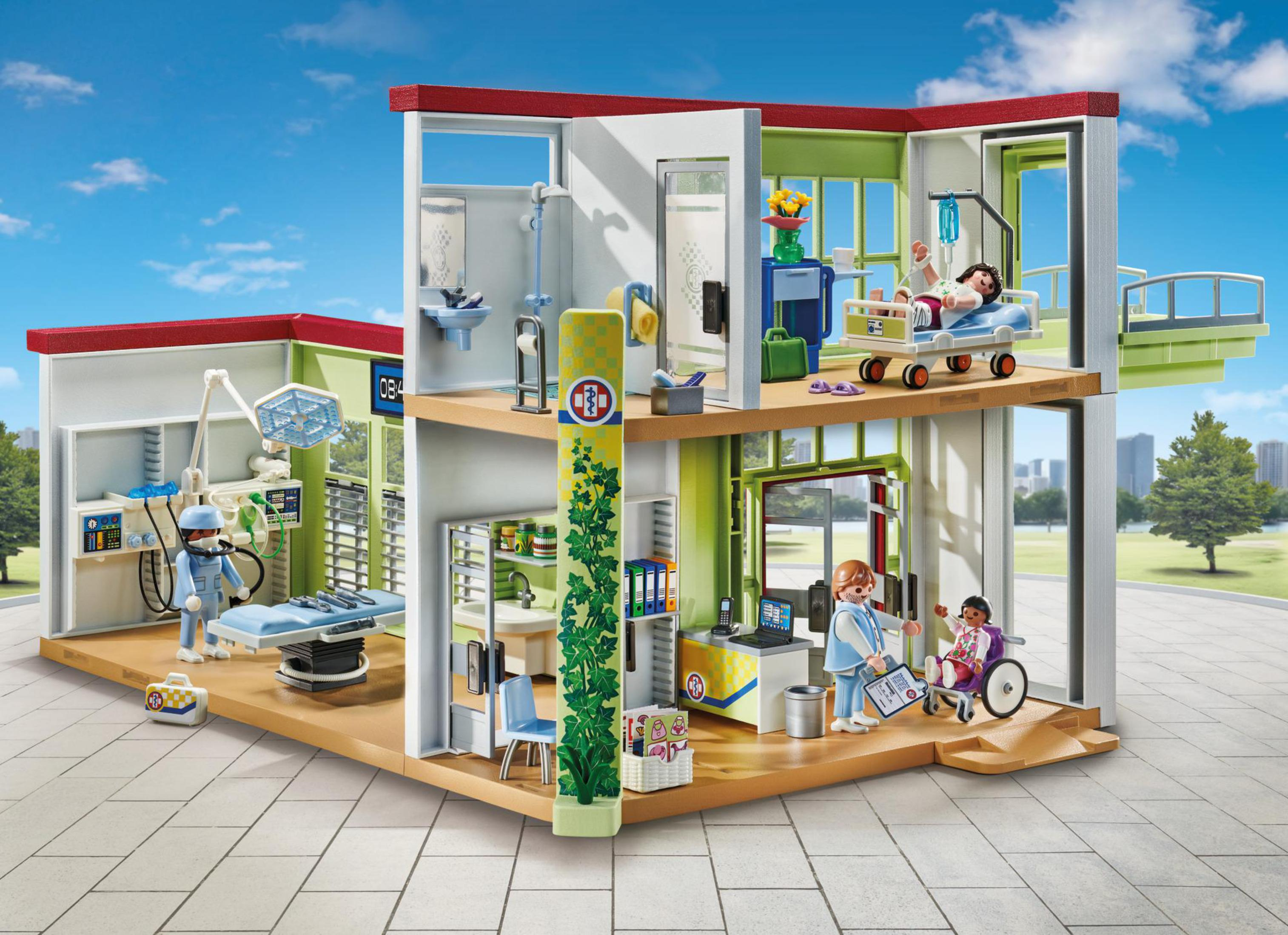 Scena dell'ospedale Playmobil con pazienti, medici e attrezzature mediche in un edificio a due piani.