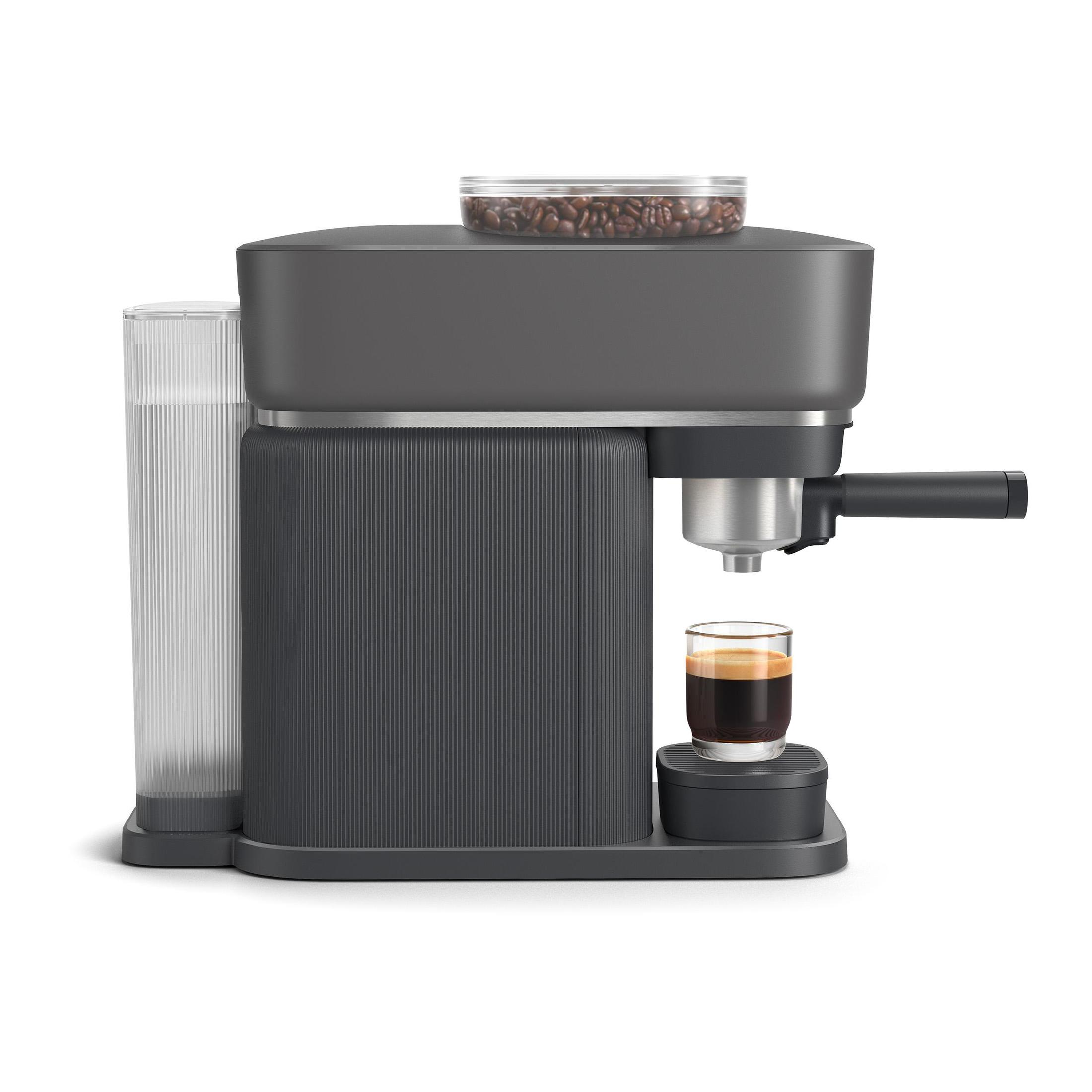 Dunkelgraue Espressomaschine mit Kaffeebohnen, Wasserbehälter und einem Glas Kaffee.