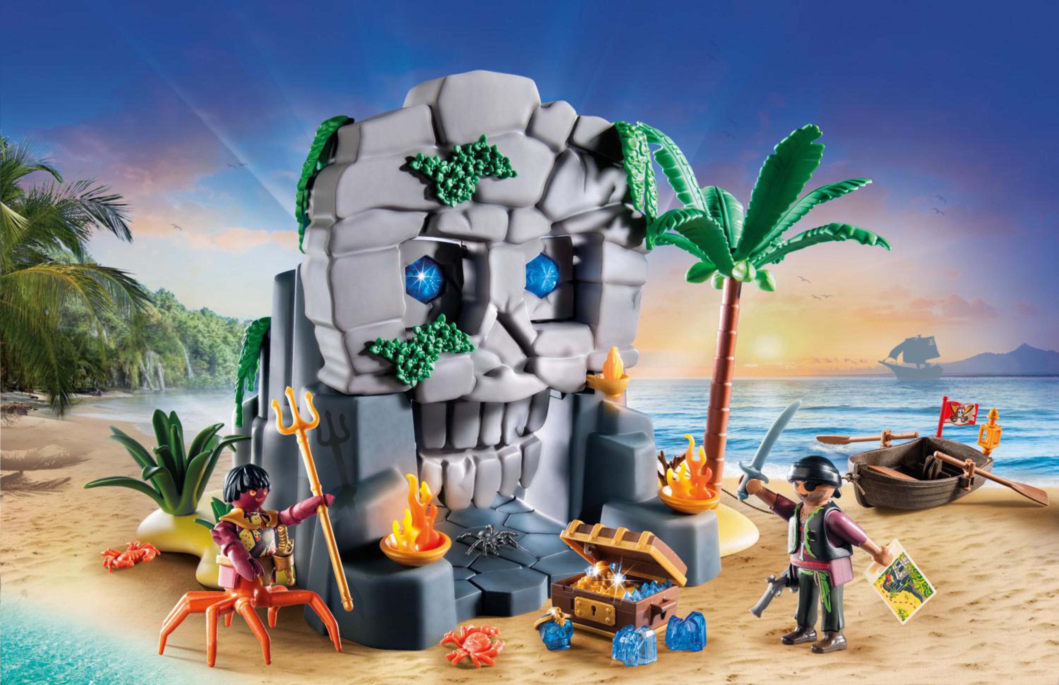 Playmobil Piratenszene. Ein Totenkopf-Felsen, Piraten, Schätze, Palmen und ein Boot am Strand.