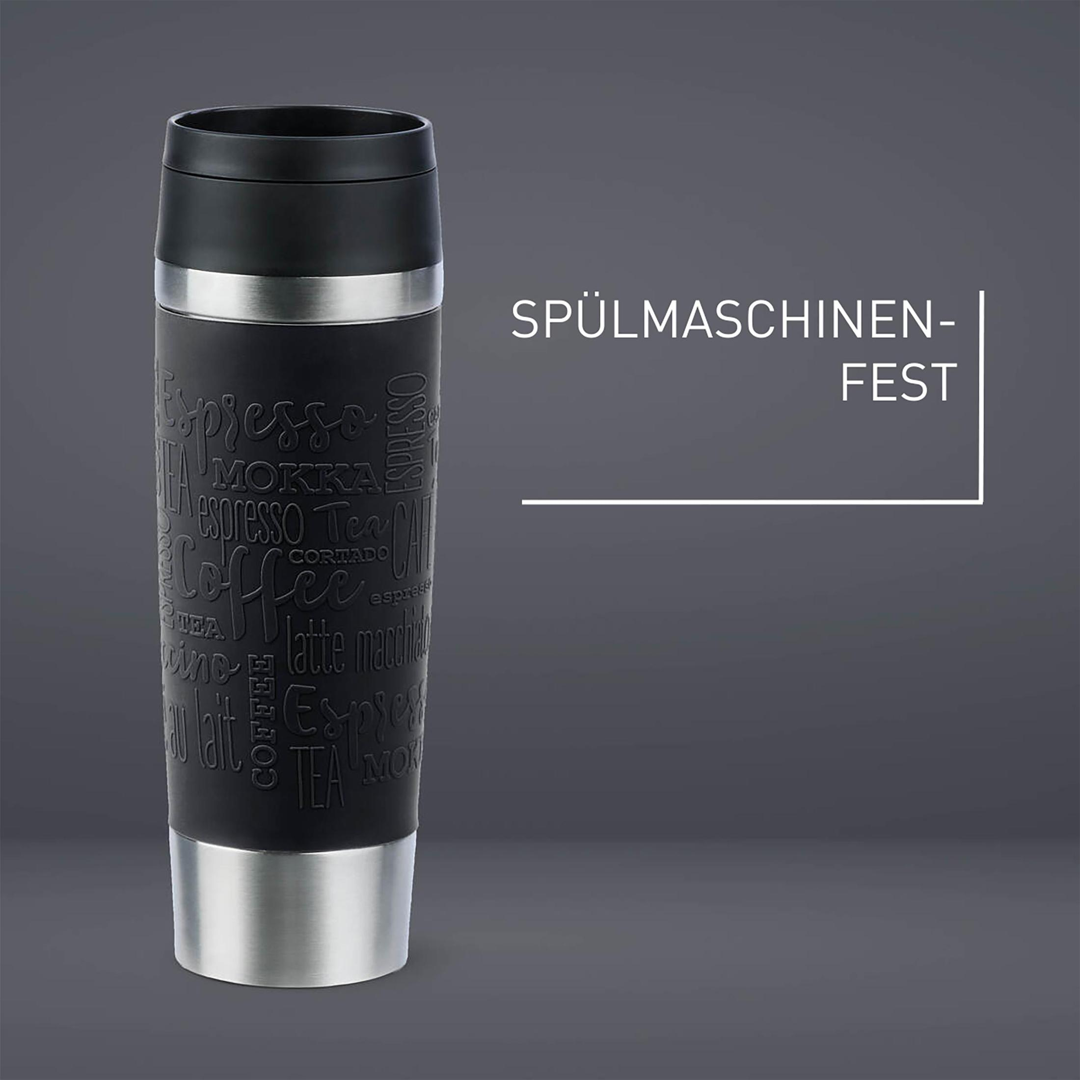 Ein schwarzer Reisebecher mit aufgedruckten Kaffee-Wörtern auf grauem Hintergrund.