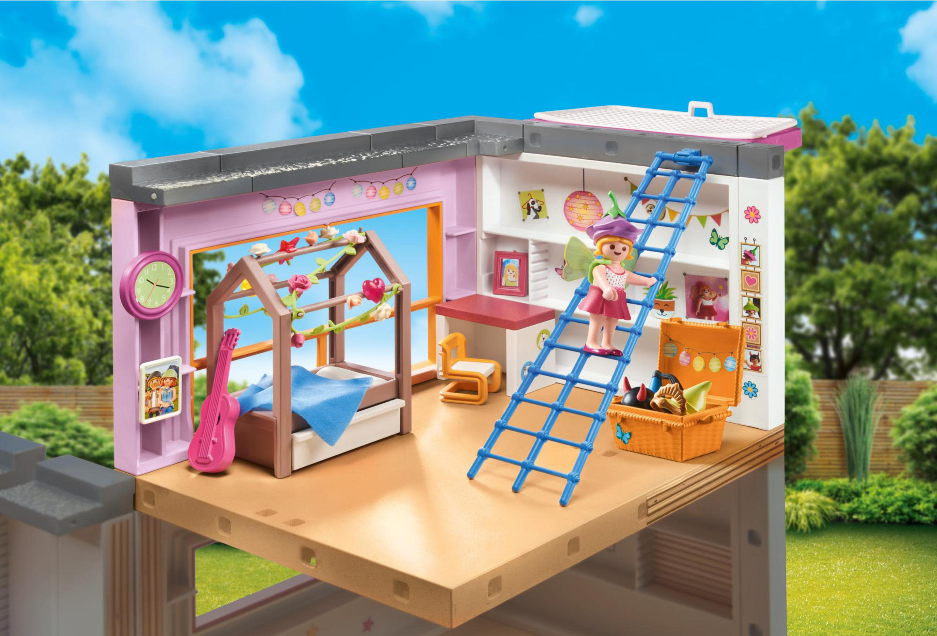 Puppenhaus-Interieur mit einer Puppe auf einer Leiter. Bett, Tisch und Spielzeug sind vorhanden.