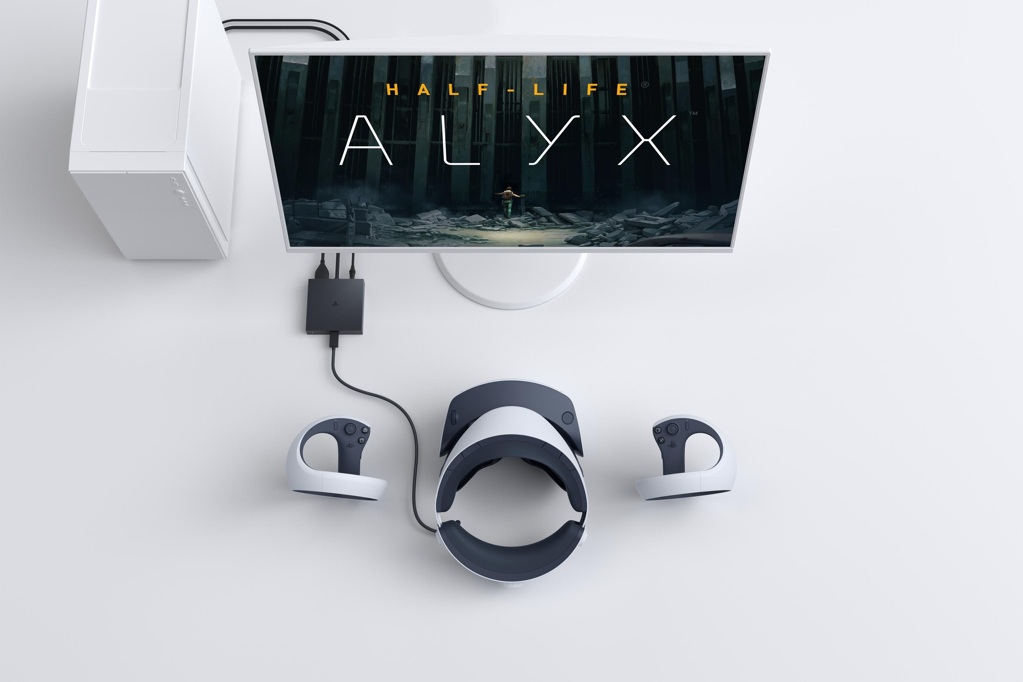 Ein Gaming-Setup mit einem Monitor, der 'Half-Life: Alyx' anzeigt, VR-Headset, Controllern und einem weißen Computer-Tower.