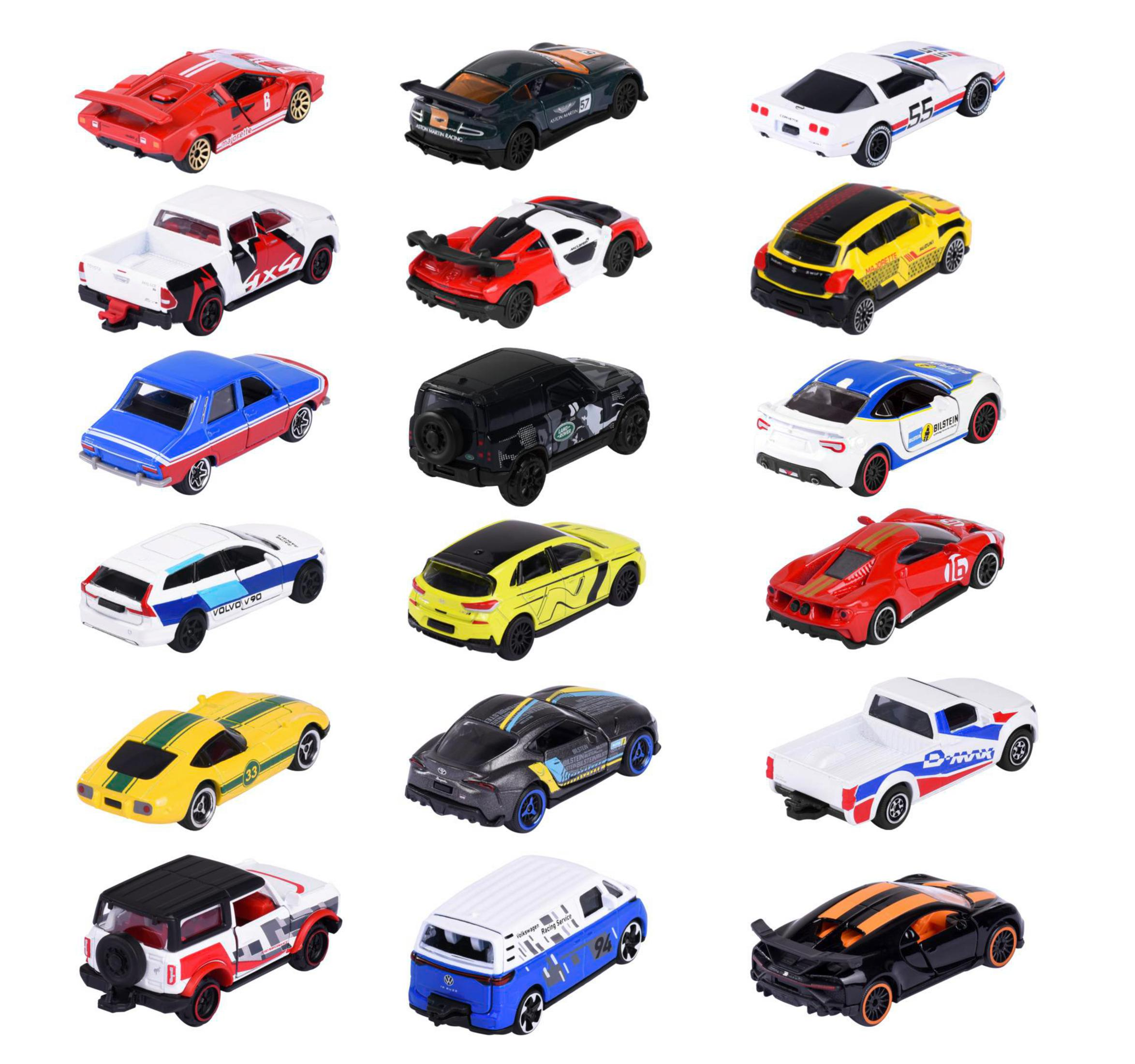 Sammlung von Spielzeugautos. Verschiedene Farben und Modelle, eng nebeneinander auf weißer Oberfläche angeordnet.
