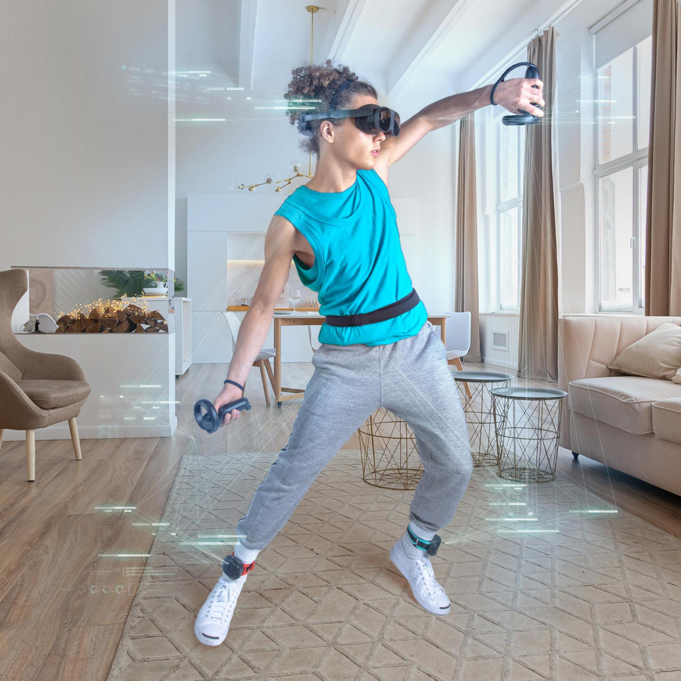 Eine Person mit VR-Ausrüstung befindet sich in einem Wohnzimmer und hält Controller mit einem virtuellen Overlay.