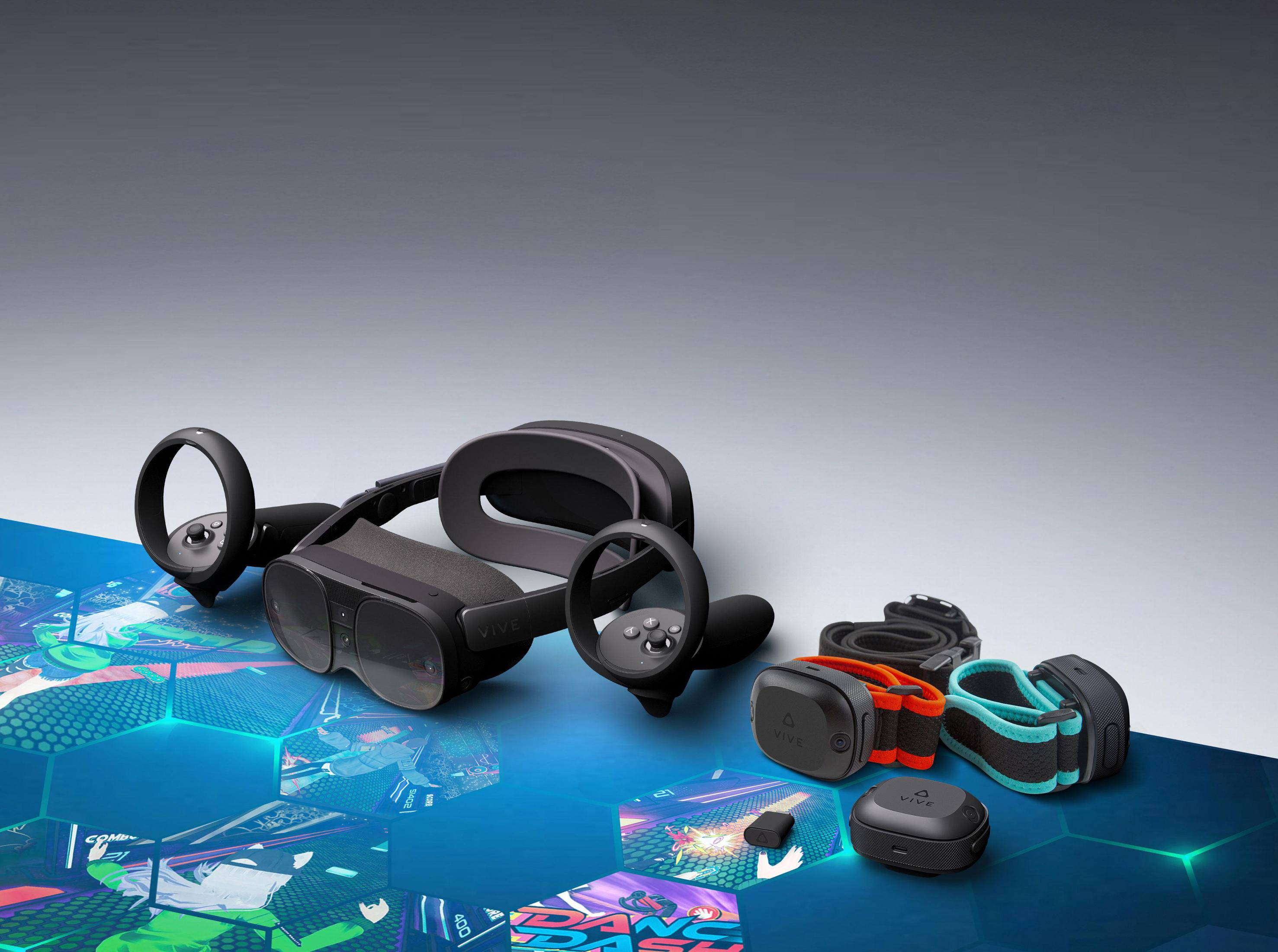 VR-Headset, Controller und Zubehör werden auf einem farbverlaufenden Hintergrund gezeigt. Spielszene ist sichtbar.
