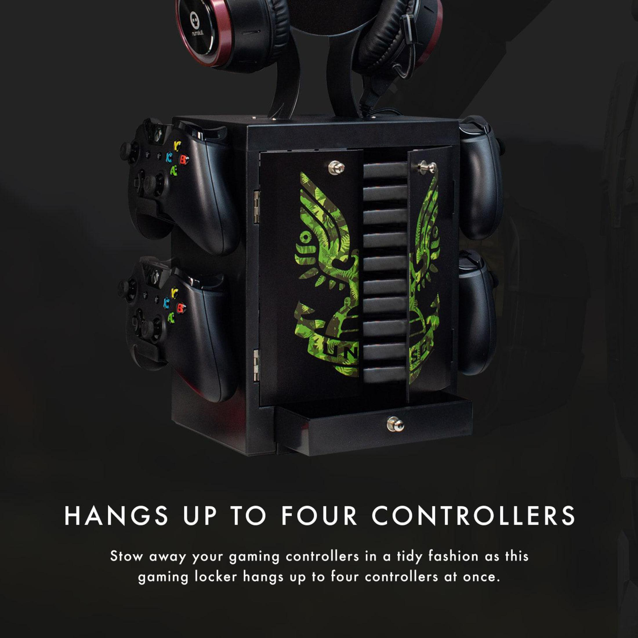 Schwarzer Gaming-Zubehörschrank mit Controllern und Headset. Text: Hält bis zu vier Controller.