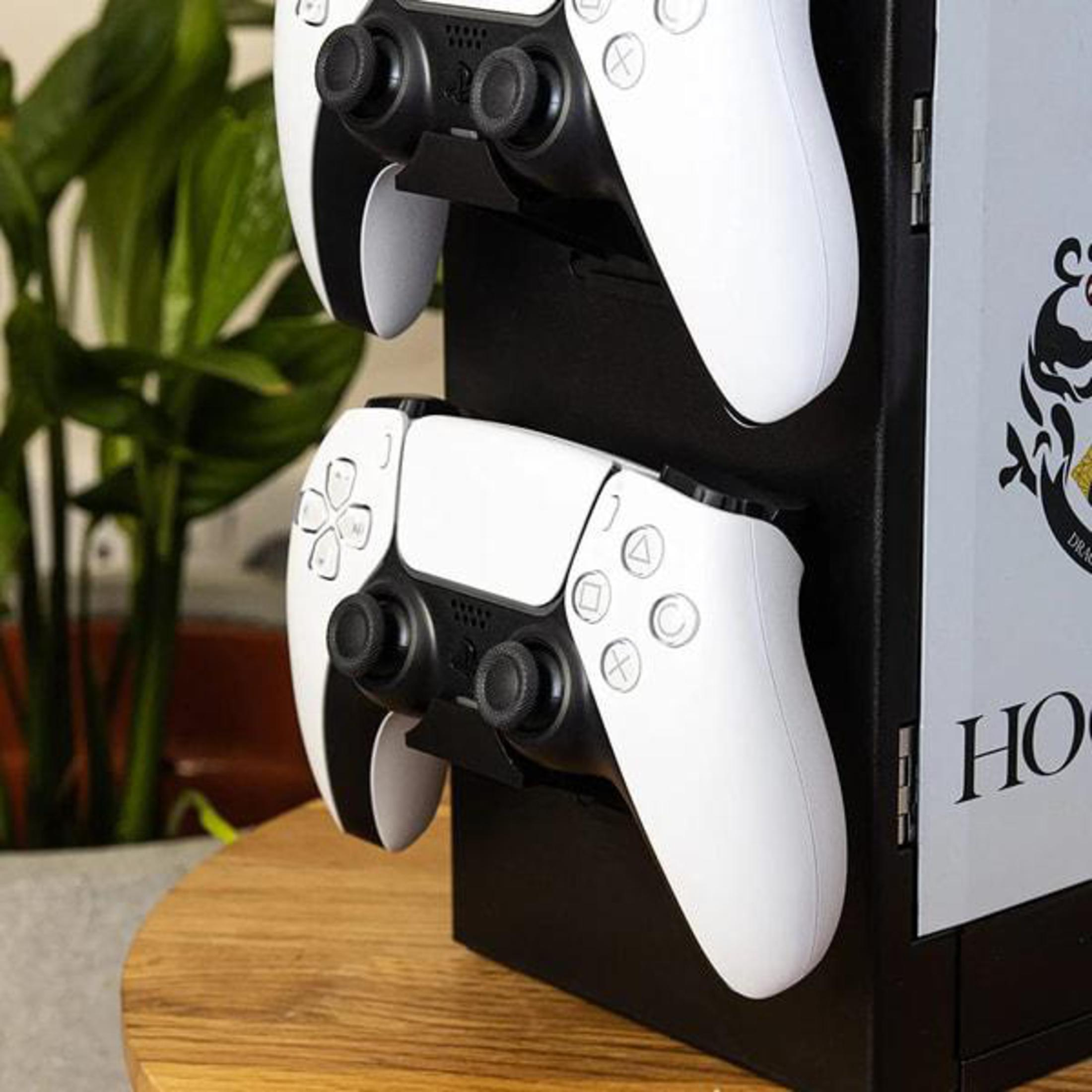 Weiße Controller hängen an einem schwarzen Zubehörschrank im Hogwarts-Design.