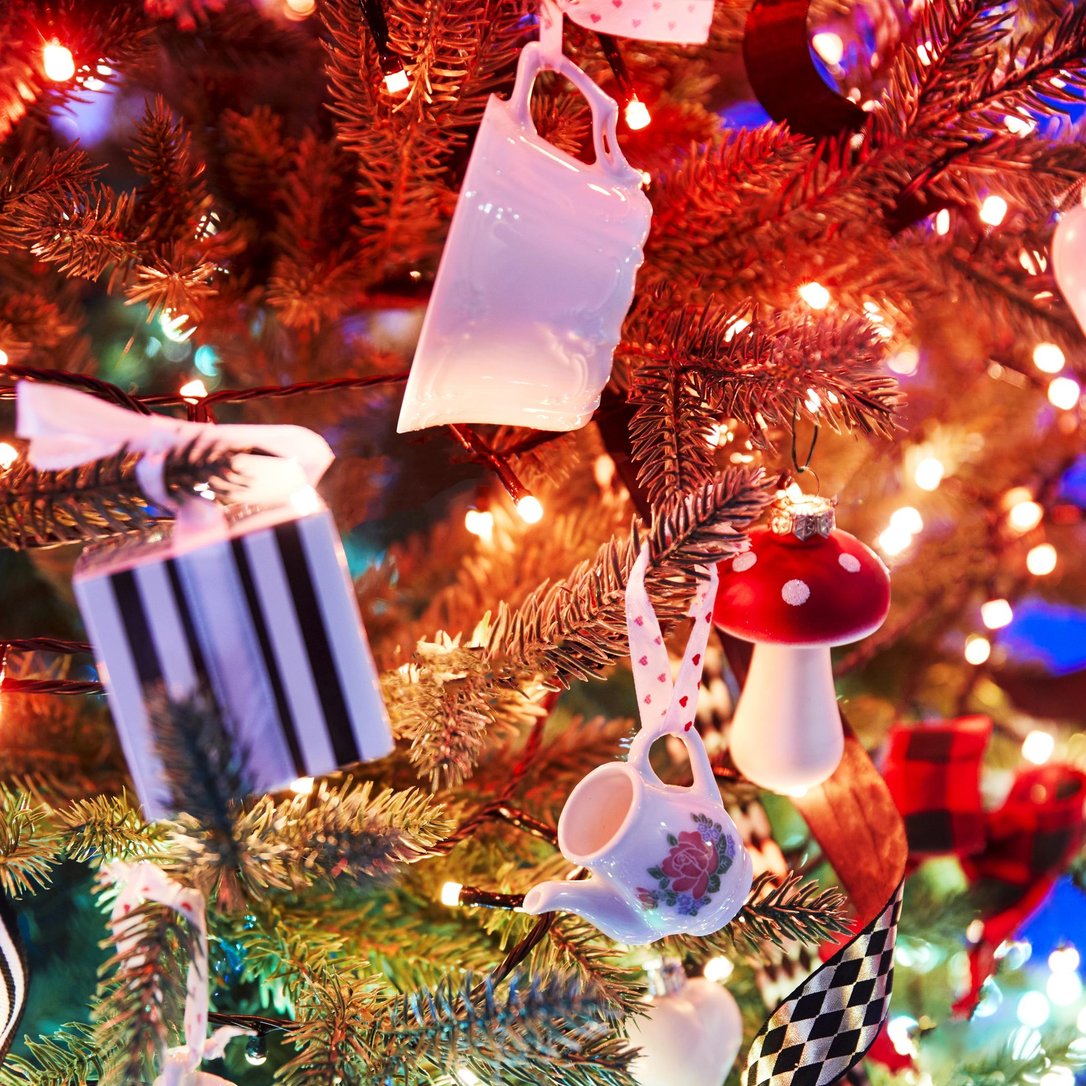 Choinka z ozdobami: filiżanki, grzyb i czarno-białe detale.