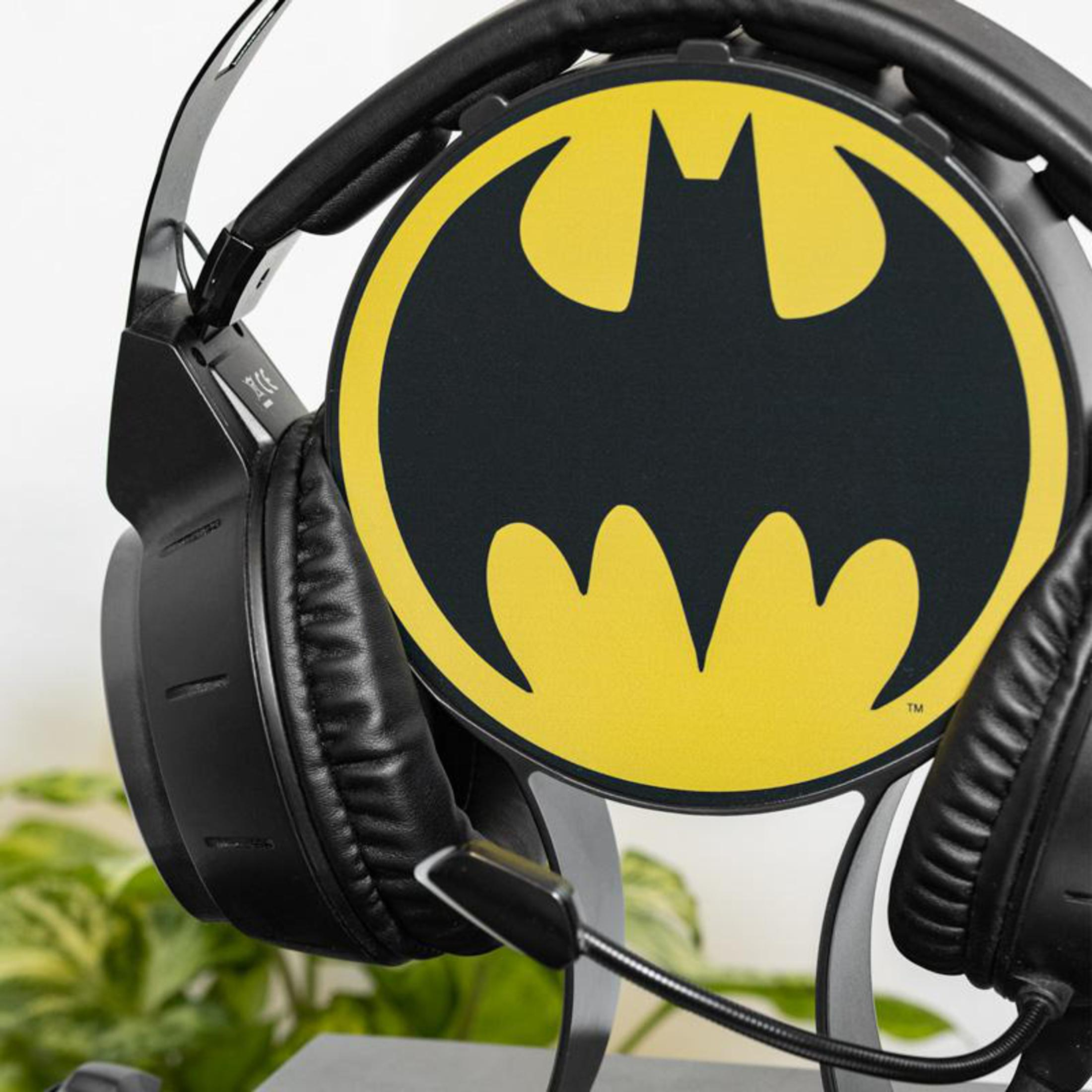 Nahaufnahme eines Headsets mit dem Batman-Logo.